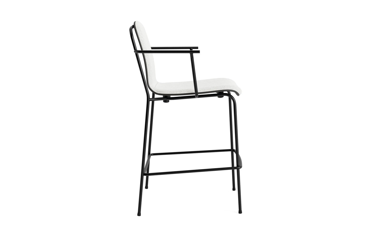 Eleganter Studio Barstuhl 65 cm von Normann Copenhagen, kombiniert robustes schwarzes Stahlgestell mit hochwertigem Hallingdal-Polster in Schwarz.