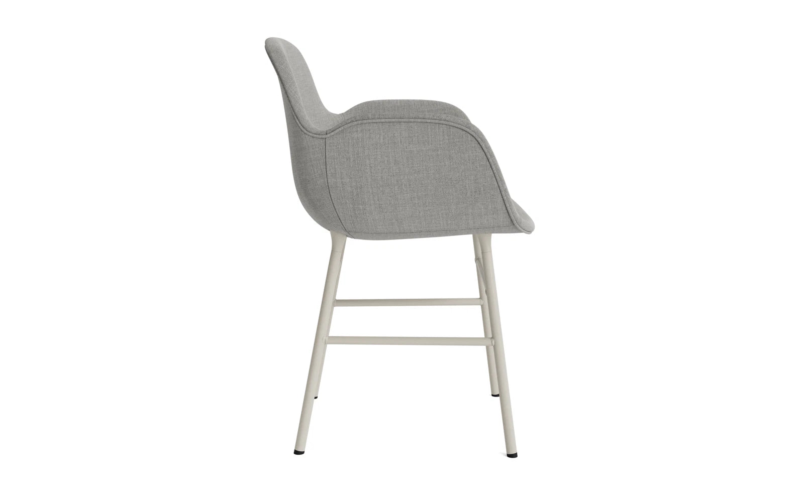 Eleganter gepolsterter Lehnstuhl in Hellgrau von Normann Copenhagen, mit robustem Stahlrahmen und stilvollen Armlehnen für höchsten Sitzkomfort.
