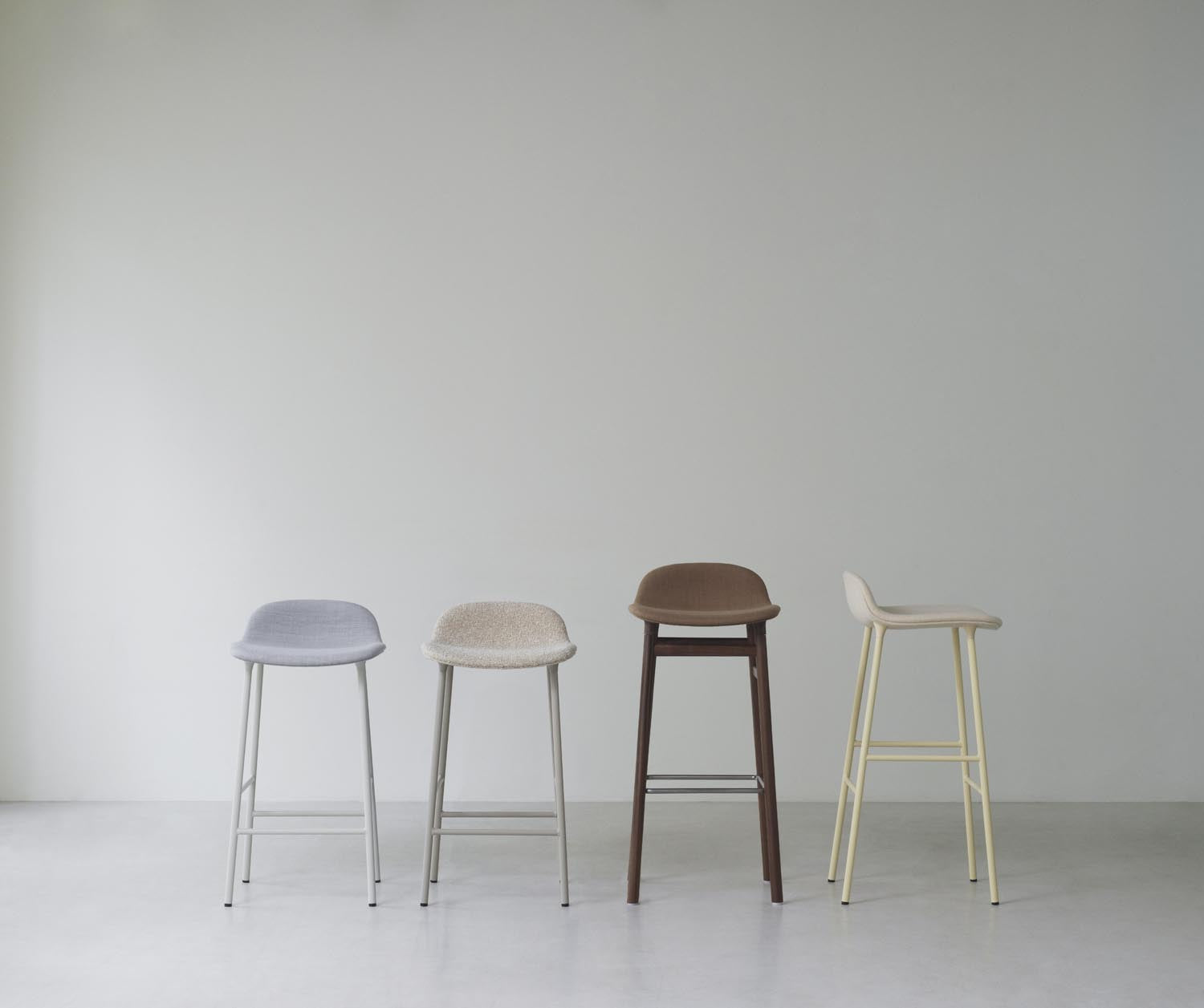 Entdecken Sie den Form Barstuhl 65 cm in stilvollem warmen Grau. Gepolstert und mit einem stabilen Stahlgestell, bietet er höchsten Komfort und modernes skandinavisches Design.