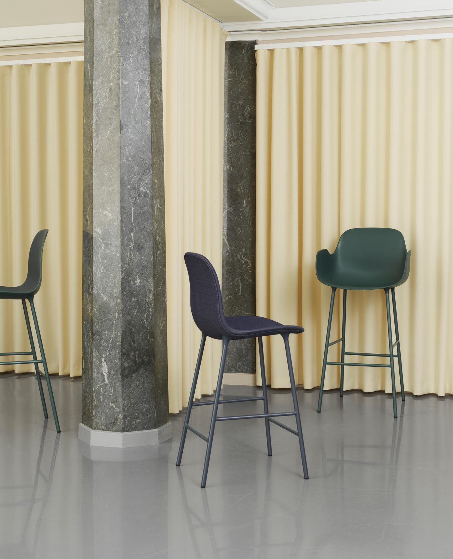 Entdecken Sie den stilvollen Form Barstuhl 65 cm gepolstert in Creme und Stahl von Normann Copenhagen. Perfekt für moderne Wohnräume!