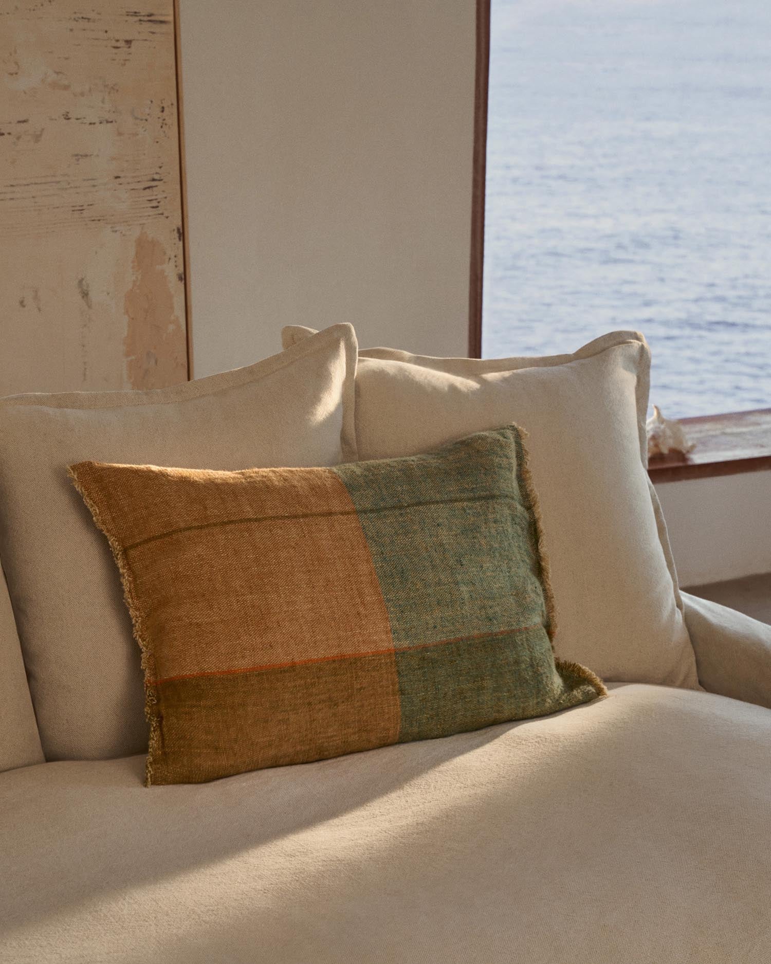 Beige 3-Sitzer-Sofa Zenira von Kave Home, stilvoll und gemütlich, ausgestattet mit abnehmbarem Bezug und Kissen aus hochwertigem Baumwoll-Leinen-Mix.
