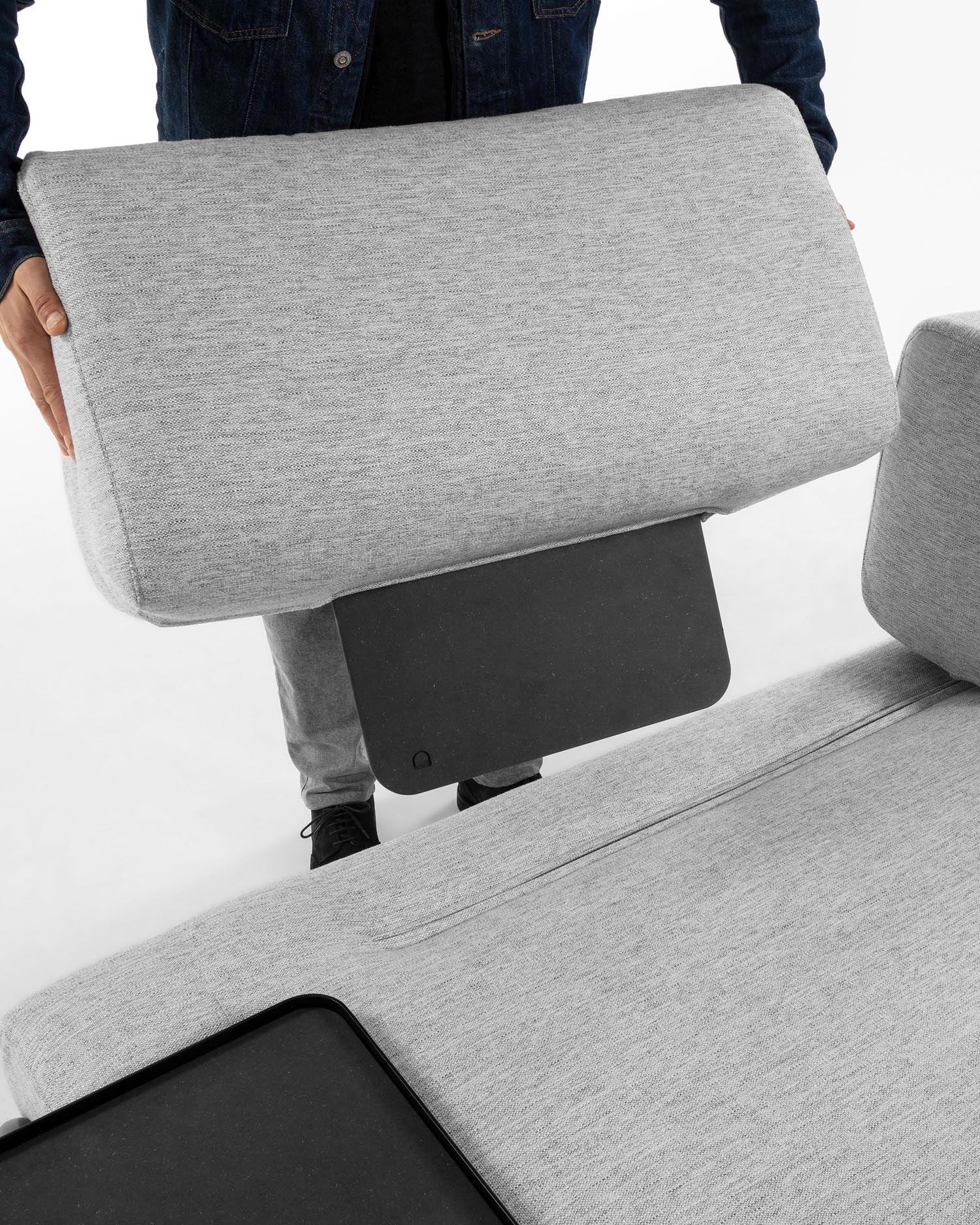 Das Compo große Tablett von Kave Home vereint Stil und Funktionalität, ideal für Getränke und Snacks auf Ihrem Sofa.