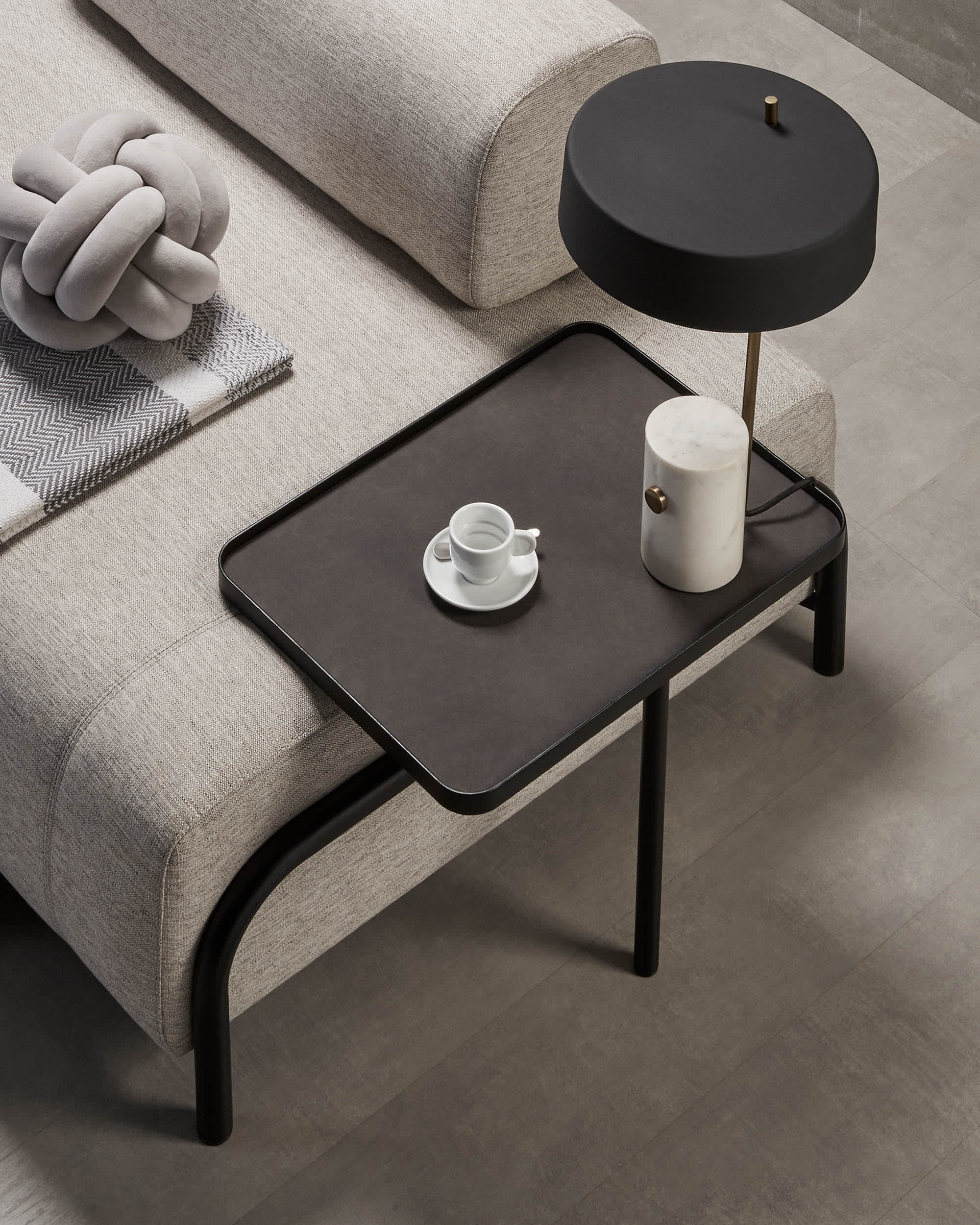 Das Compo 3-Sitzer Sofa von Kave Home in Beige-Grau, 232 cm, bietet modernes Design und ein praktisches integriertes Tablett.