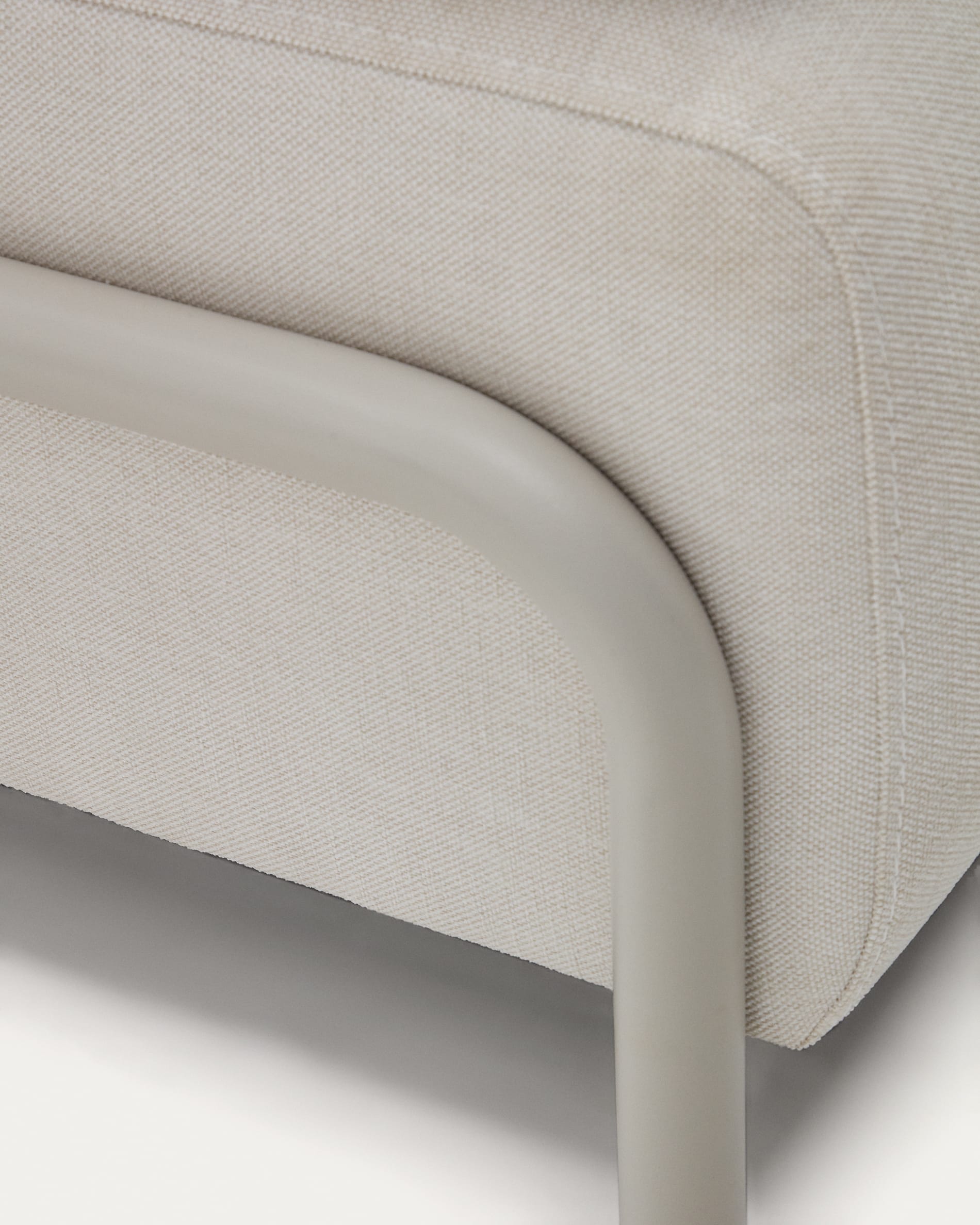 Elegantes Compo 3-Sitzer-Modul von Kave Home, 232 cm, in edlem Beige. Weicher Chenille-Bezug und robustes Metallgestell für stilvolles Wohnen.