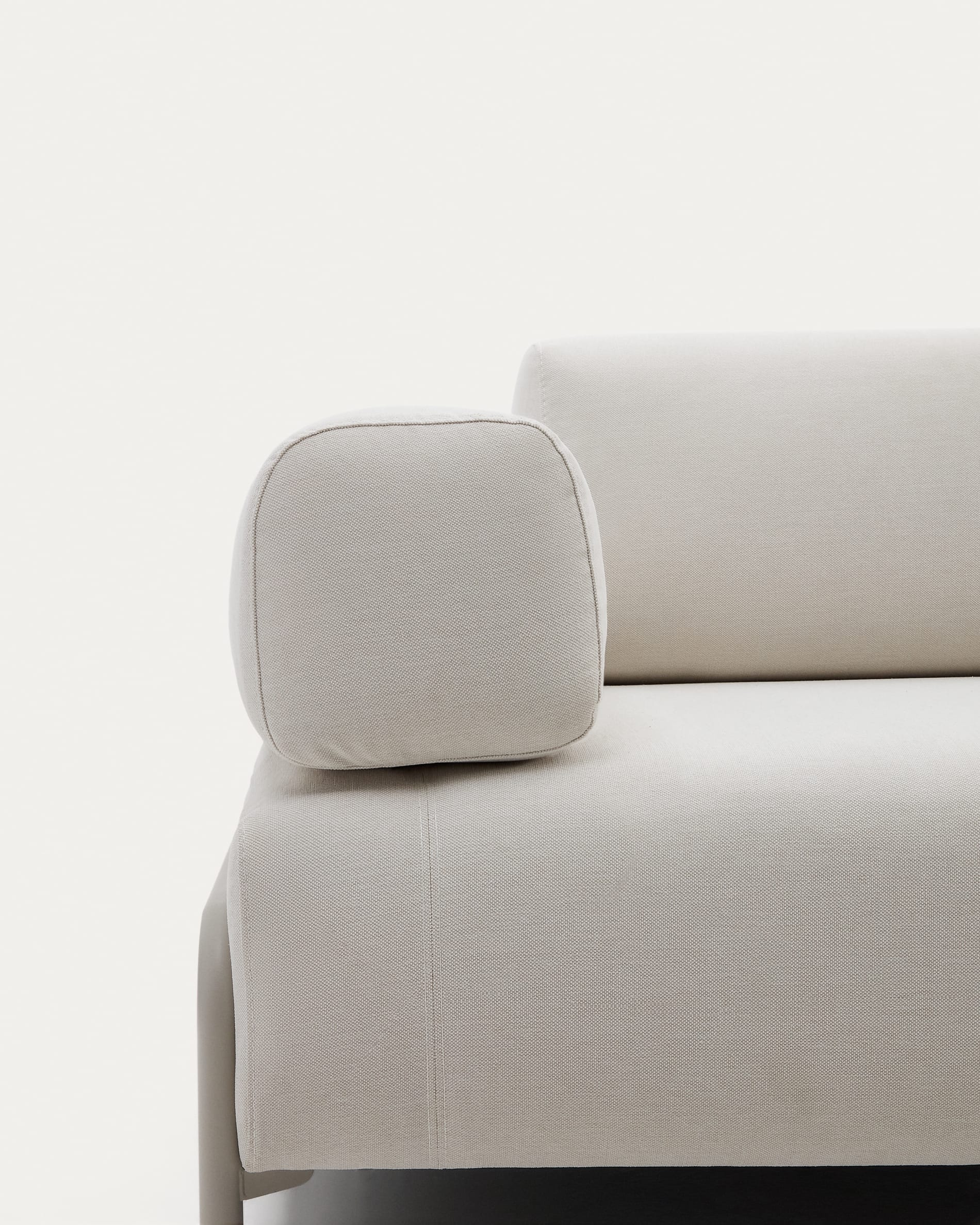 Beige 3-Sitzer-Sofa von Kave Home, 232 cm, mit elegantem Metallgestell – perfekt für modernes Wohnen und stilvolle Akzente.