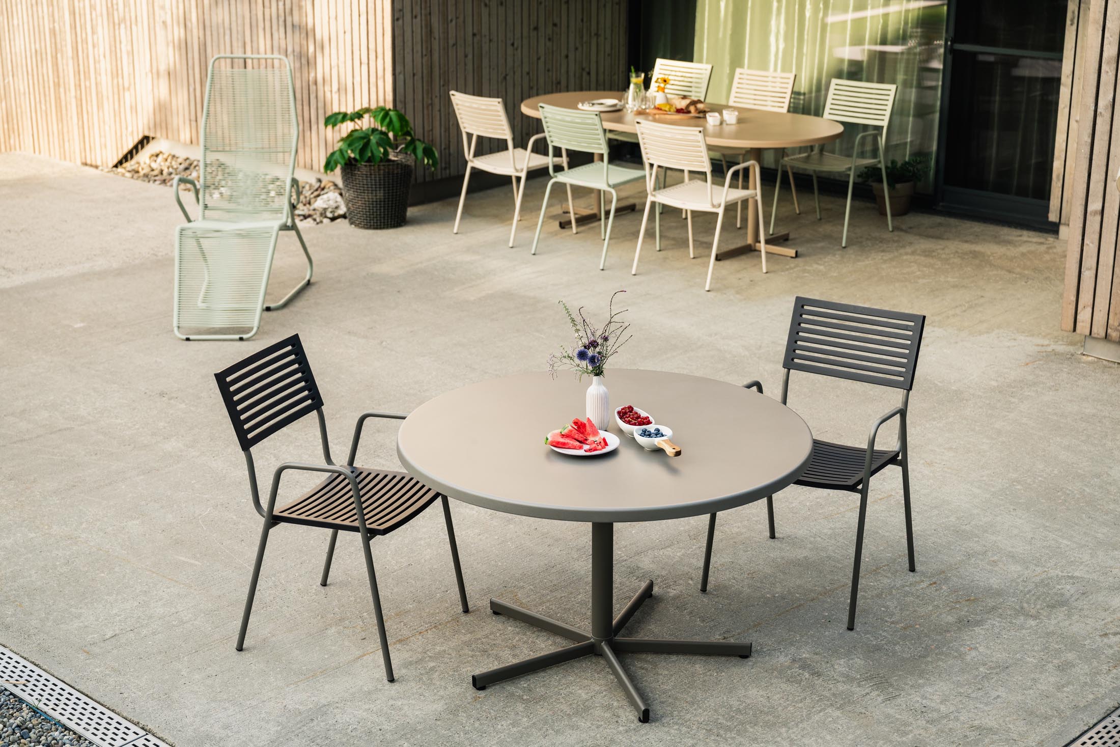 Hochwertiger, klappbarer Bodensee Glasfaser-Gartentisch ø120cm, wetterfest, UV-beständig, langlebig, pflegeleicht und made in Switzerland – perfekt für Garten & Balkon.