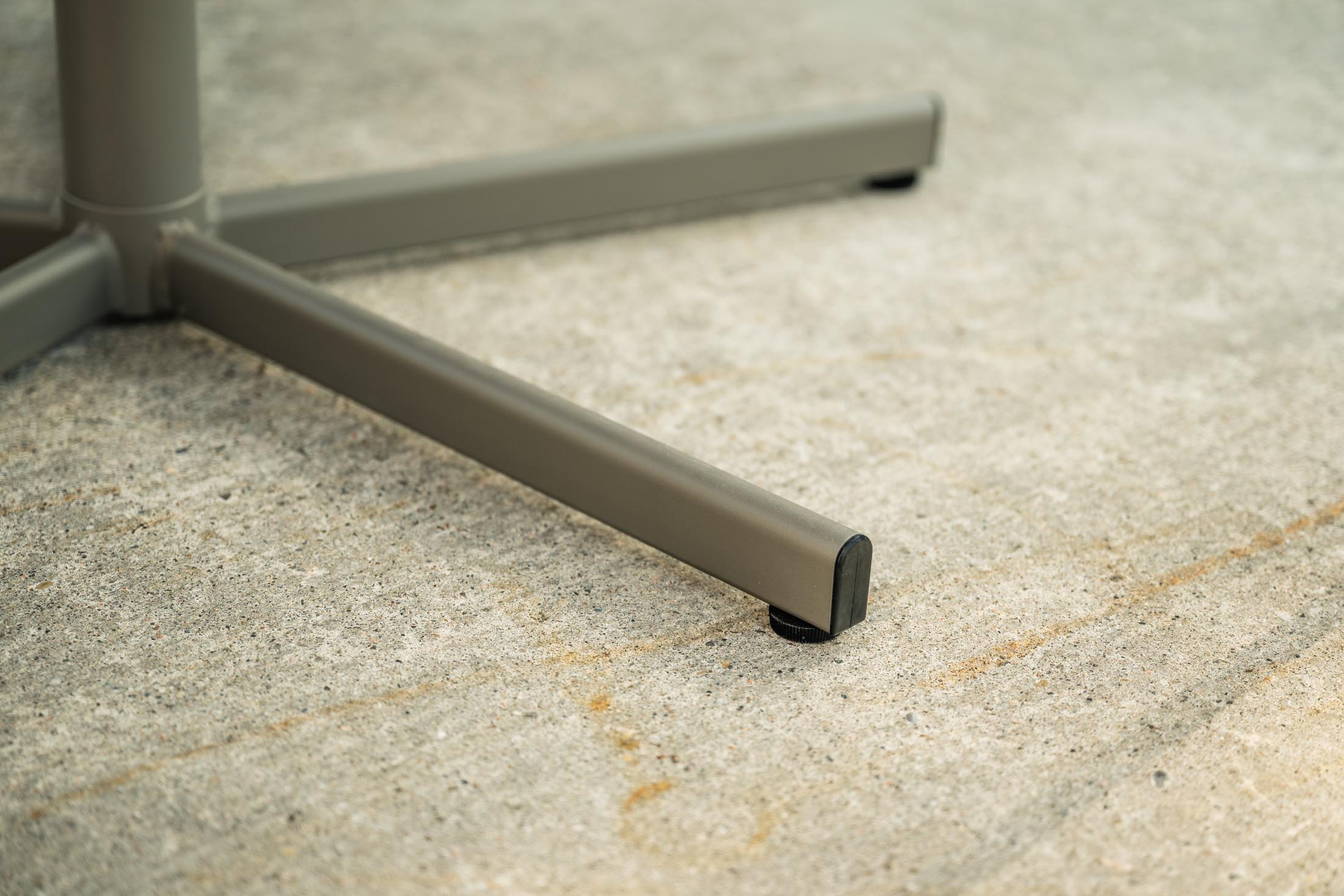 Eleganter, wetterfester Bodensee Glasfaser-Gartentisch ø120cm, klappbar, UV-beständig, robust, pflegeleicht, made in Switzerland – ideal für Garten, Balkon und Terrasse.