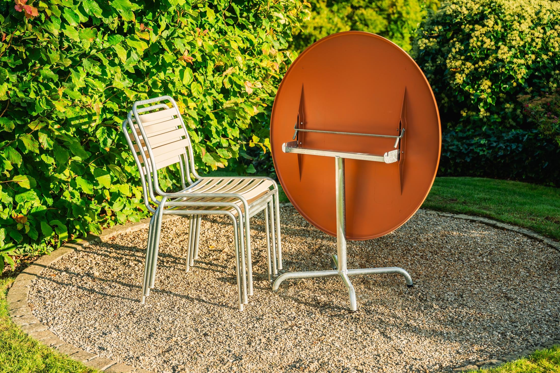 Moderner klappbarer Gartentisch aus robustem Glasfaser mit einem Durchmesser von 100 cm, ideal für gesellige Runden im Freien.