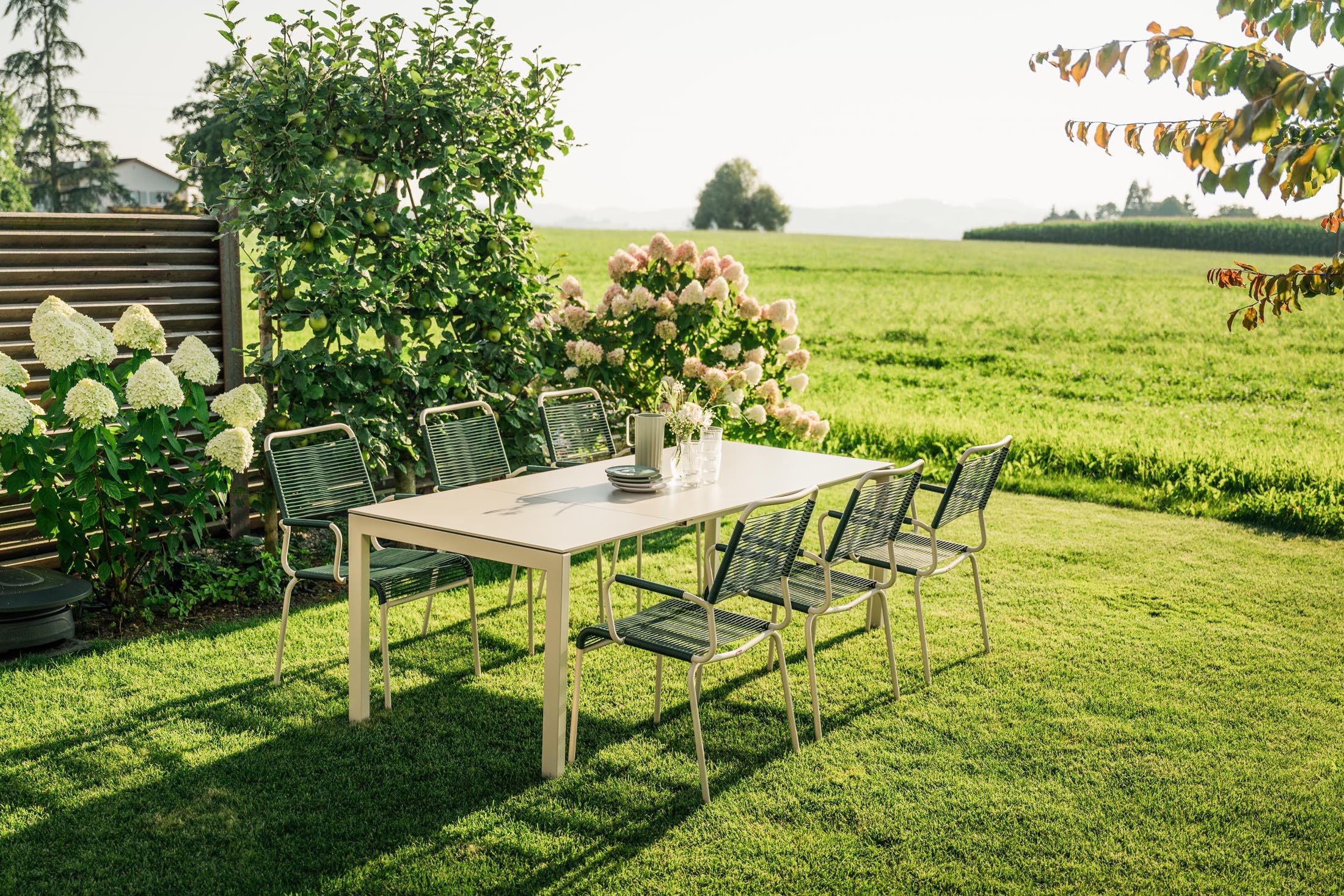 Eleganter, ausziehbarer Luzern Glasfaser-Gartentisch 160/220x100 cm, wetterfest, UV-beständig, langlebig, Schweizer Qualität, perfekt für Garten & Terrasse.