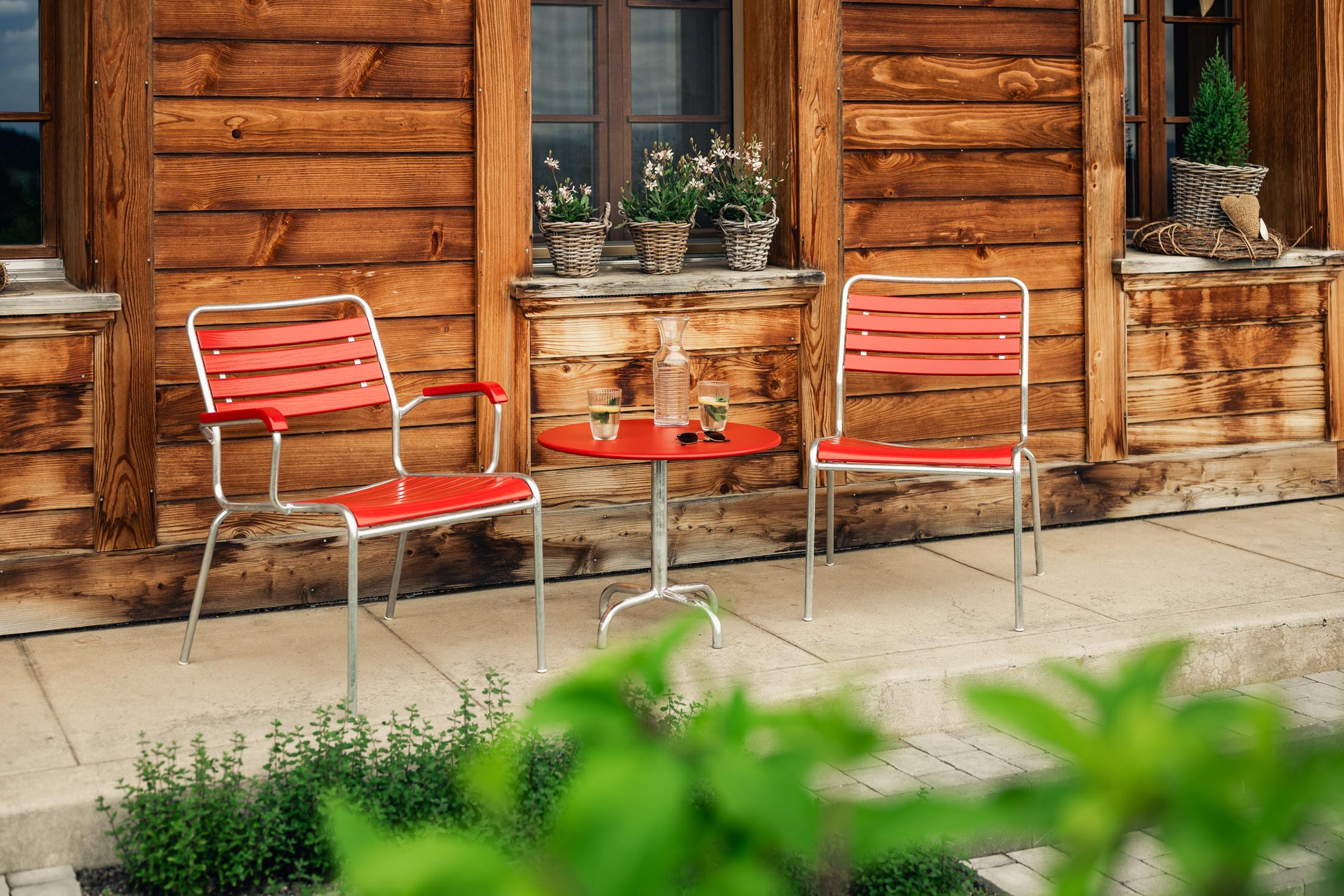 Entdecken Sie den eleganten Rigi Holzlatten-Salonsessel mit Armlehne von Schaffner – wetterfest, langlebig und stilvoll für Ihren Outdoor-Bereich.