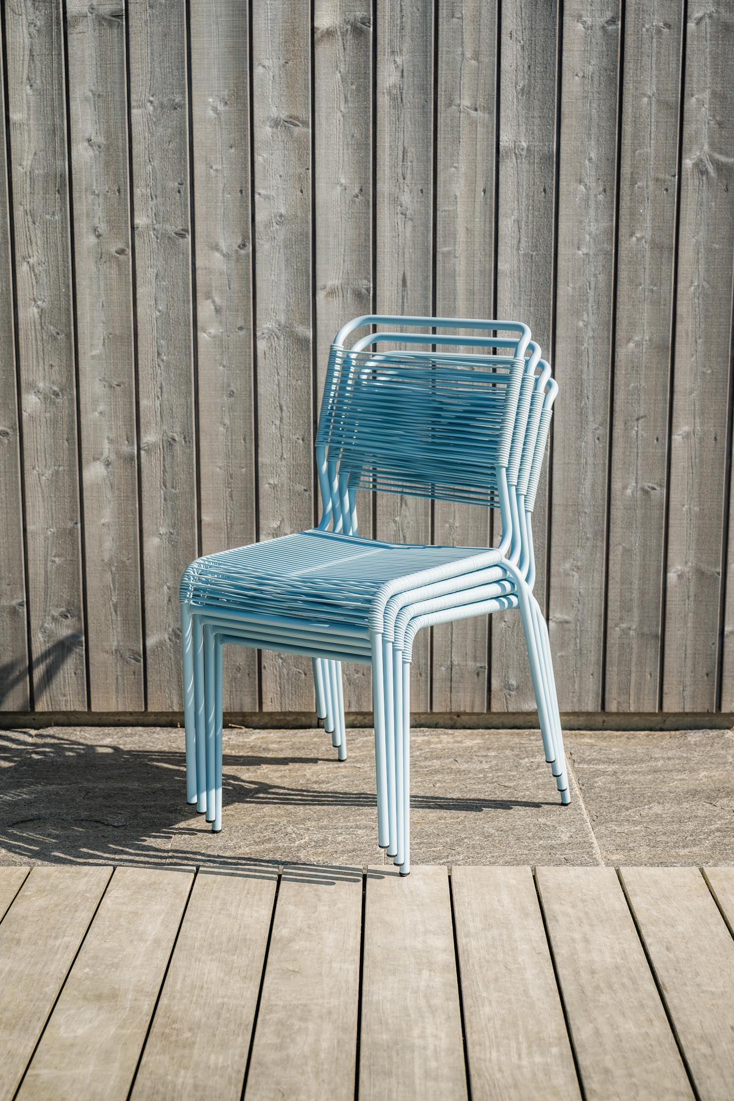 Eleganter Säntis Spaghetti-Gartenstuhl ohne Armlehnen von Schaffner, ideal für entspannte Stunden im Freien, robust und pflegeleicht.
