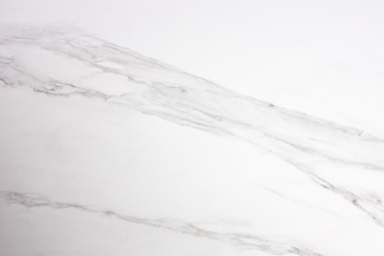 Eleganter ovaler Esstisch Almira von White Label Living, gefertigt aus robustem MDF, ideal für stilvolle Essbereiche und gesellige Zusammenkünfte.