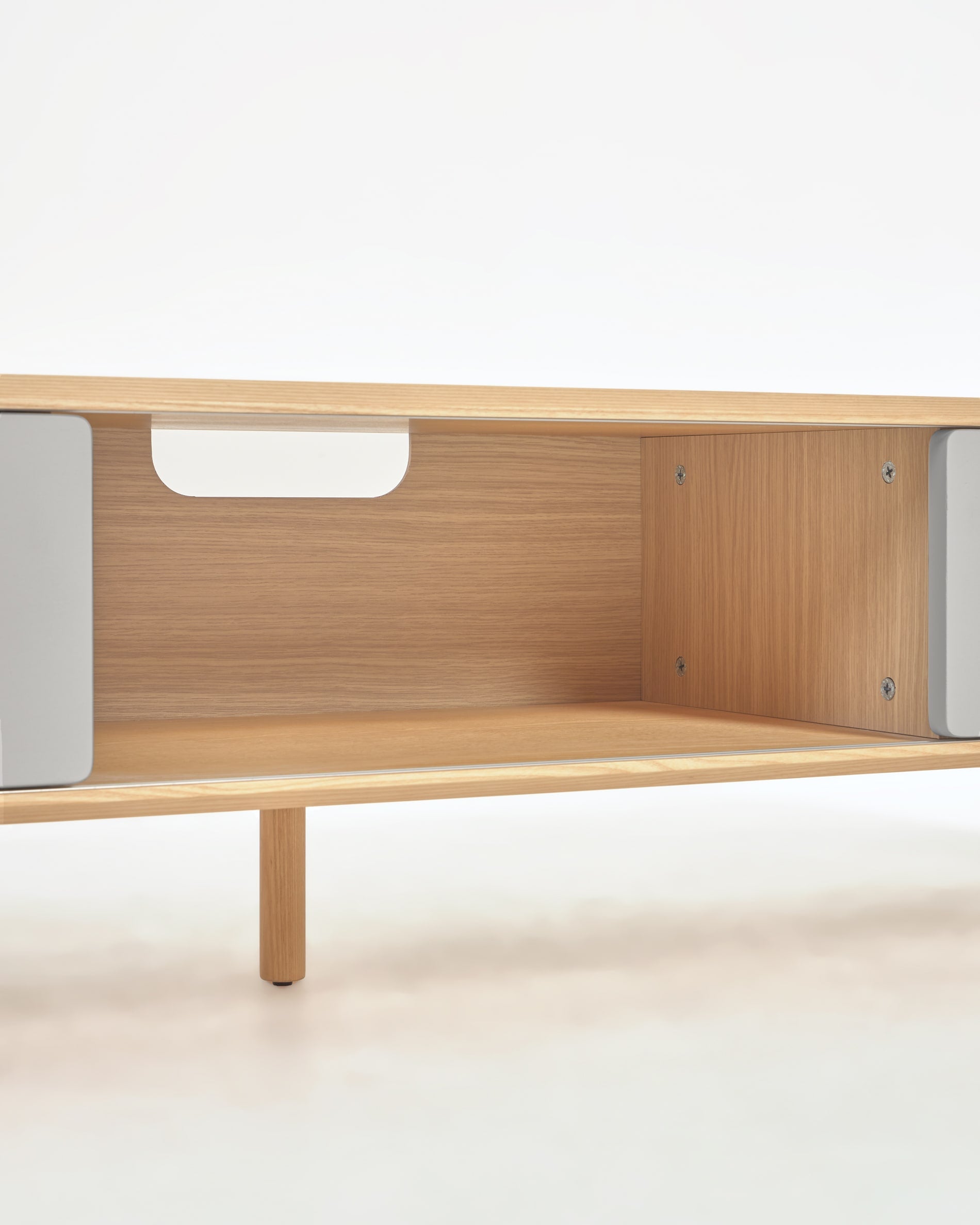 Moderner TV-Schrank aus hochwertiger Esche mit zwei Türen, ideal für stilvolle Wohnräume, Maße: 180 x 41 cm.