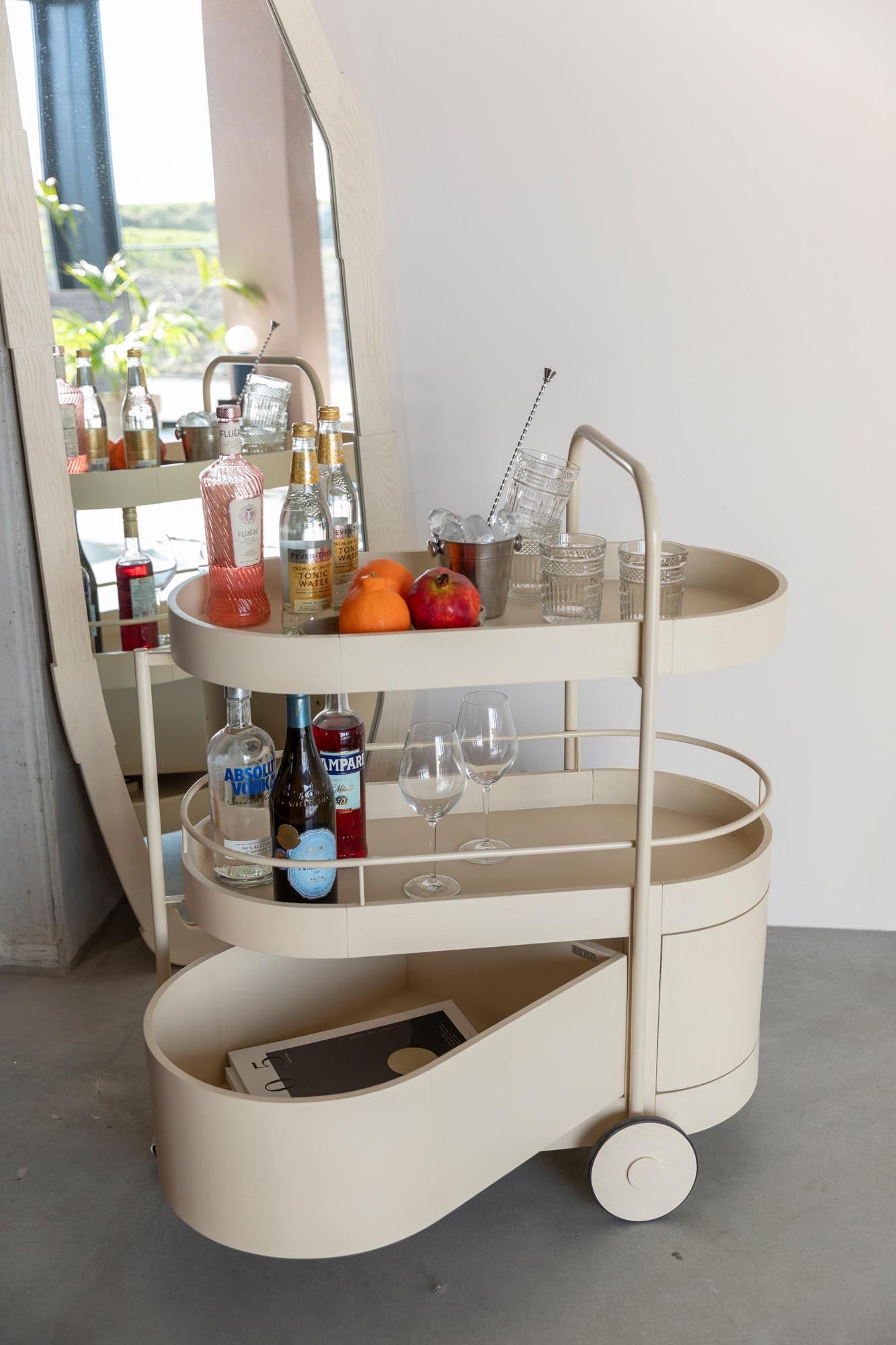 Eleganter Servierwagen Trolley Wim von Zuiver, kombiniert hochwertiges Eichenholz mit modernem Metall für vielseitige Nutzung und ansprechendes Design.