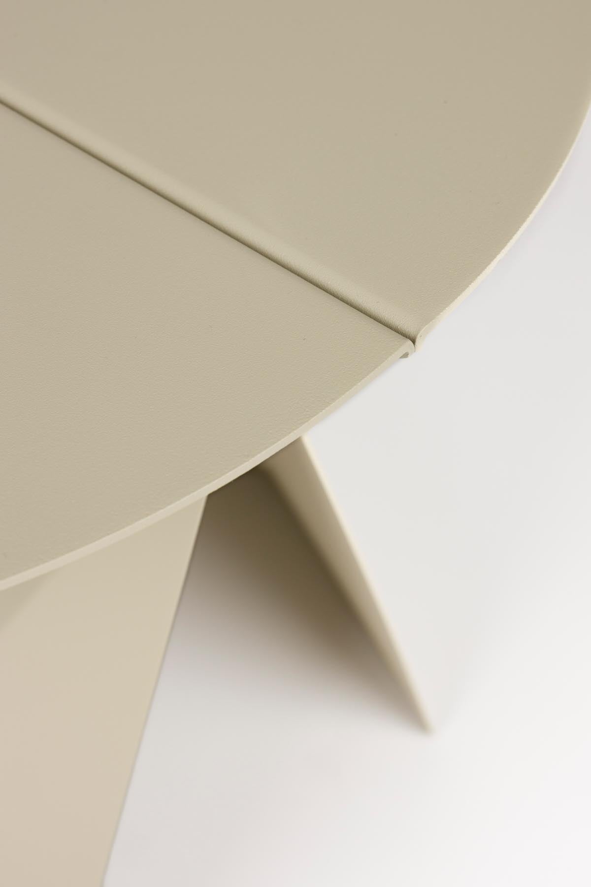Eleganter Beistelltisch Foldy in zartem Beige von Zuiver, ideal für moderne Wohnräume, vereint Funktionalität und ästhetisches Design.