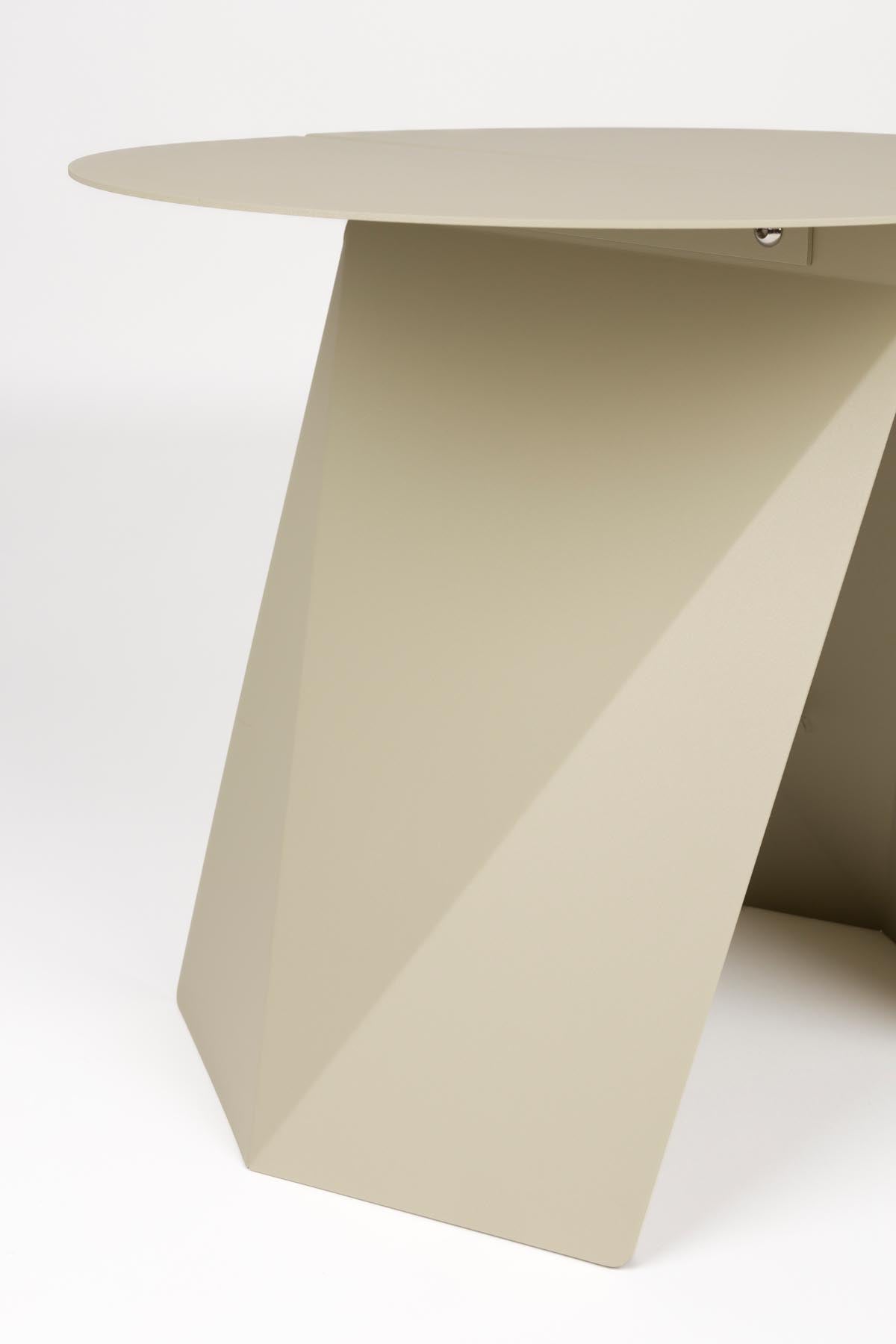 Stylischer Beistelltisch Foldy in sanftem Beige von Zuiver, perfekt für jedes moderne Zuhause, kombiniert praktischen Nutzen mit ansprechendem Look.