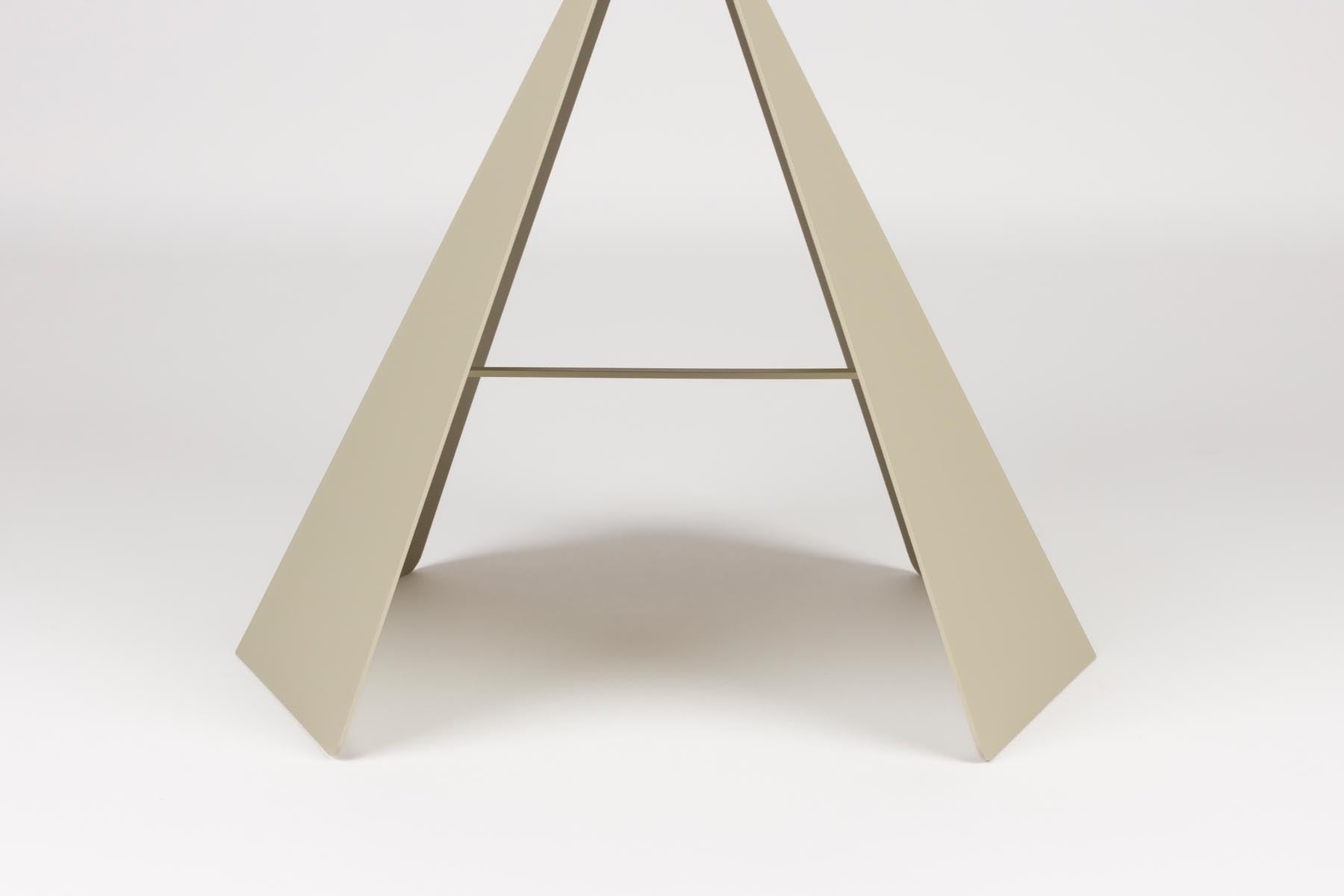 Moderner Beistelltisch Foldy in sanftem Beige von Zuiver, perfekt für kreative Raumgestaltungen und funktionale Akzente.