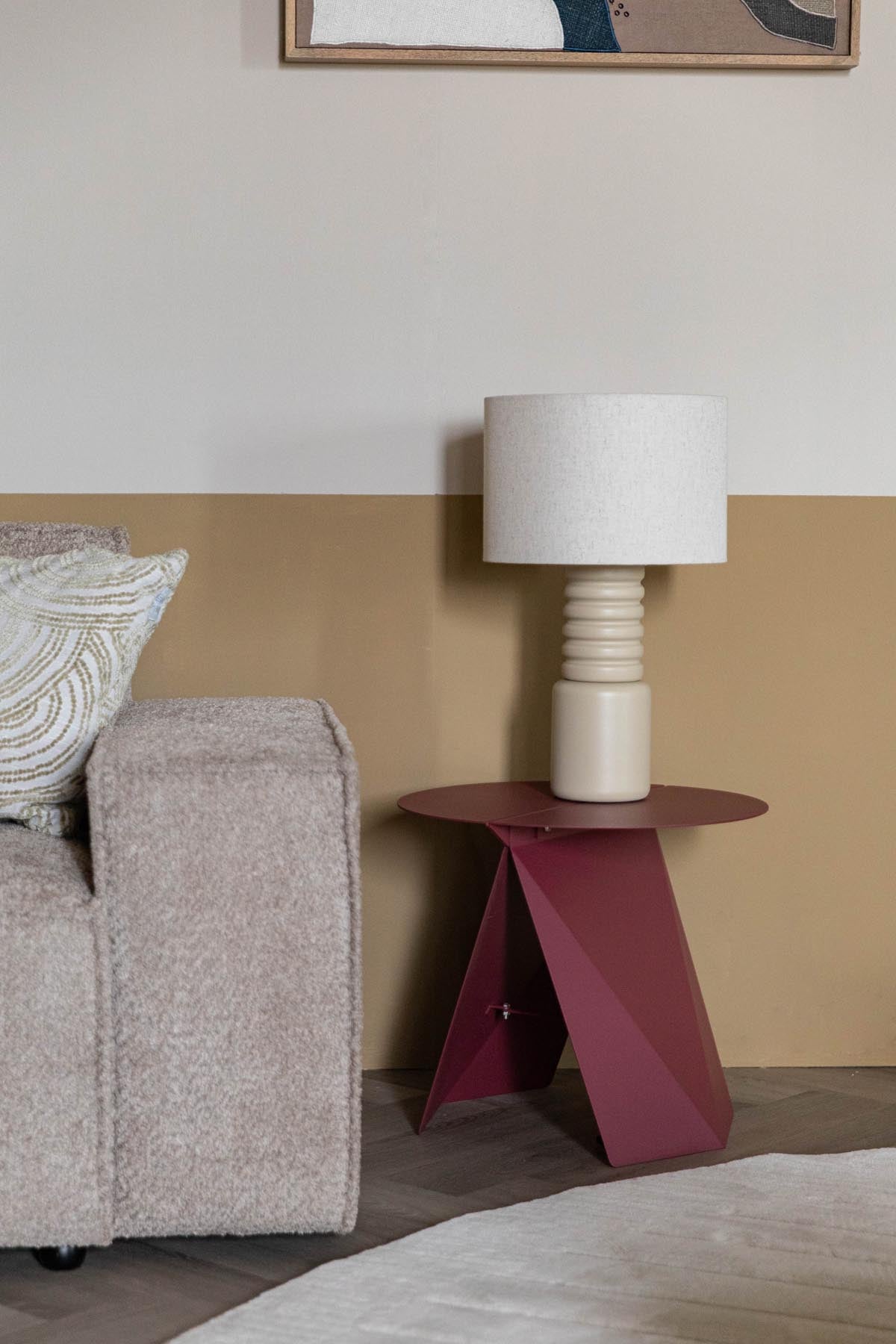 Moderne Tischlampe Six von Zuiver in warmem Beige, perfekt für gemütliche Akzente und stilvolle Raumgestaltung.