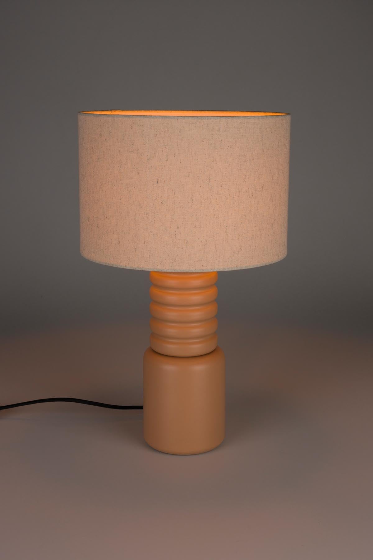 Moderne Tischlampe Six von Zuiver in leuchtendem Orange, ideal für stilvolle Akzente und gemütliche Atmosphäre in jedem Raum.