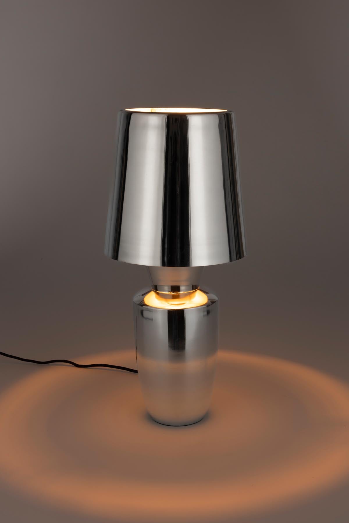 Elegante Tischlampe Classy von Zuiver in schimmerndem Silber, ideal für modernes Wohndesign und stimmungsvolle Beleuchtung.