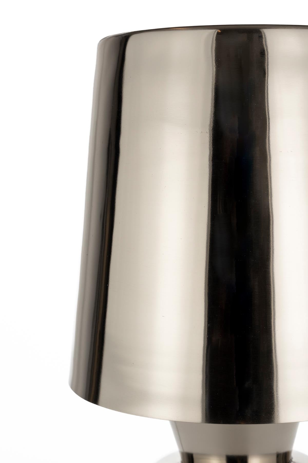 Stilvolle Tischleuchte Classy von Zuiver in glänzendem Silber, perfekt für zeitgemäße Innenräume und gemütliche Lichtakzente.