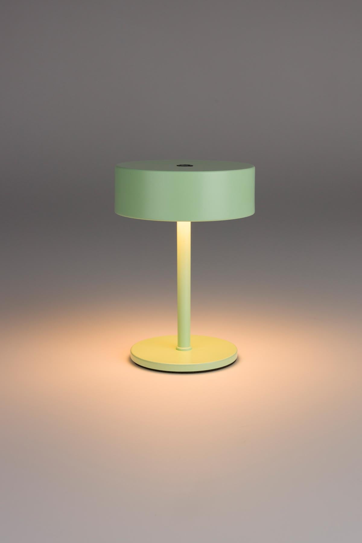 Kleine, grüne Tischlampe von Zuiver, ideal für Akzentbeleuchtung und moderne Wohnräume, die frische Farbtupfer setzt.