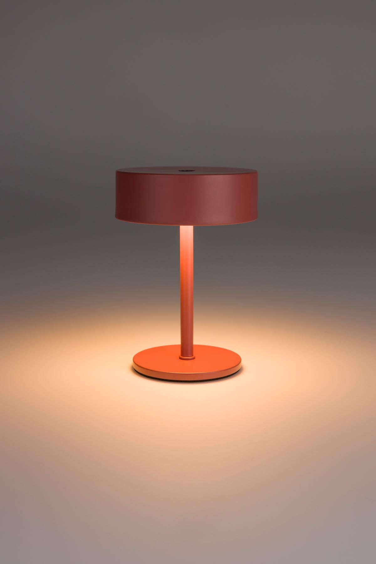 Kompakte Tischlampe in strahlendem Rot von Zuiver, perfekt für kreative Lichtakzente in zeitgemäßen Innenräumen.