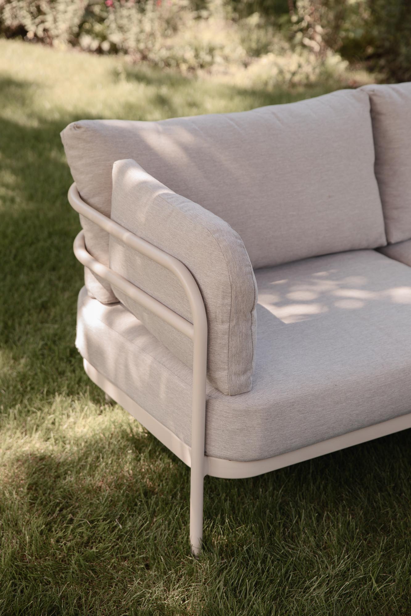 Stylisches Loungeset von Zuiver für den Außenbereich: Hochwertige Verarbeitung, komfortable Sitzflächen und ansprechende Farben für entspannte Stunden im Freien.