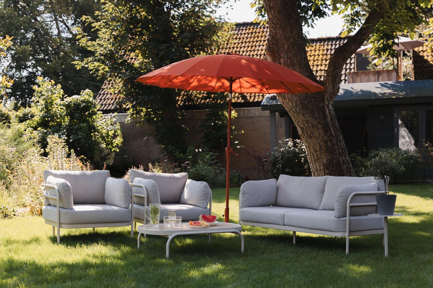 Das Vista Outdoor Set von Zuiver bietet stilvolles Design und Komfort für Ihren Aussenbereich.