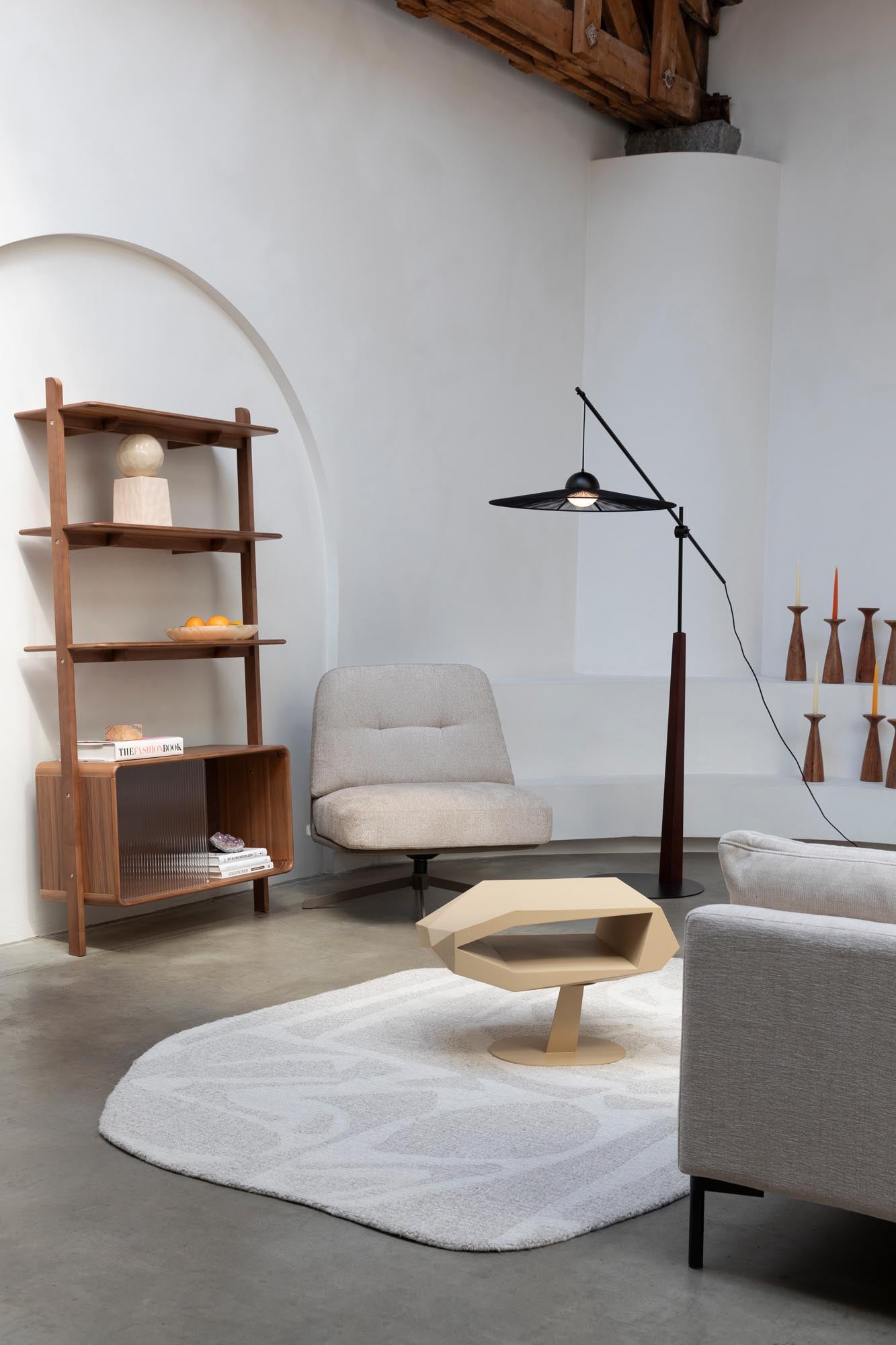 Entdecken Sie den eleganten Drehsessel Benjamin von Zuiver, der mit seinem zeitgemäßen Design und bequemen Sitz eine stilvolle Ergänzung für jedes Wohnzimmer bietet.