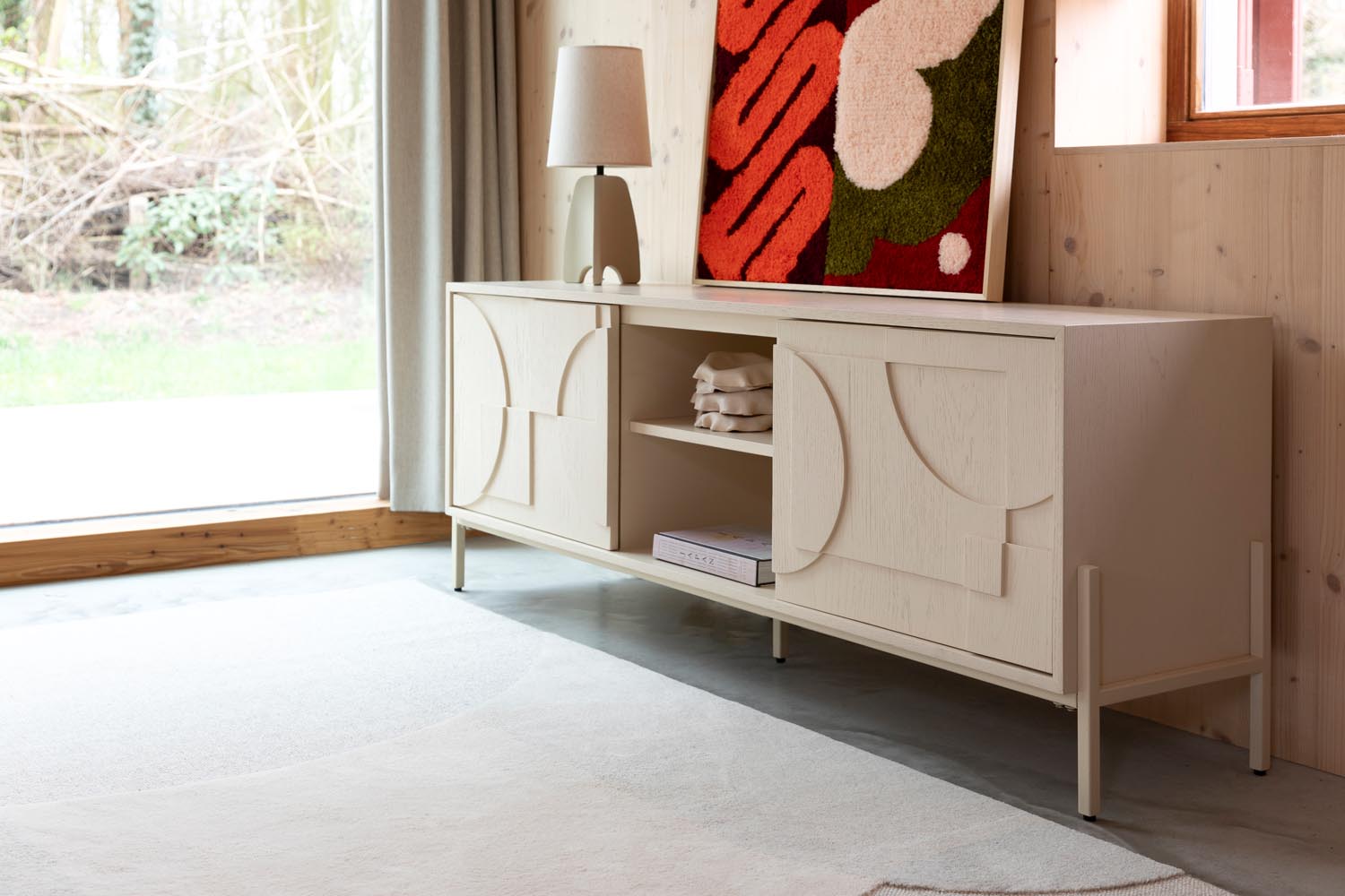 Modernes Sideboard Faces von Zuiver, ausgestattet mit einzigartigen Relieftüren, perfekt für stilvolle Einrichtungsideen.