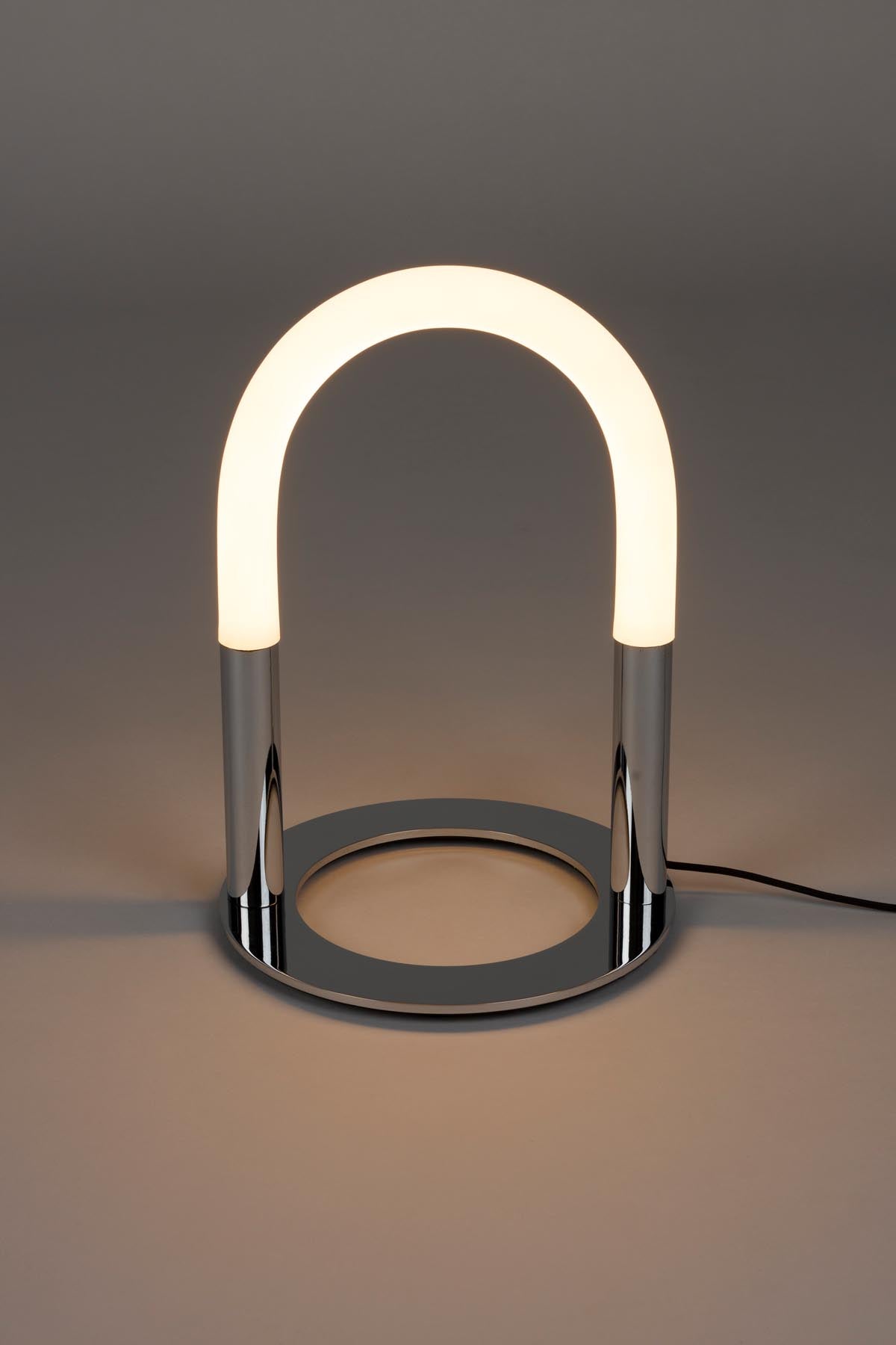Moderne Stehleuchte Arch von Zuiver mit einzigartiger, geschwungener Form, perfekt für akzentuierte Beleuchtung und stilvolle Raumgestaltung.