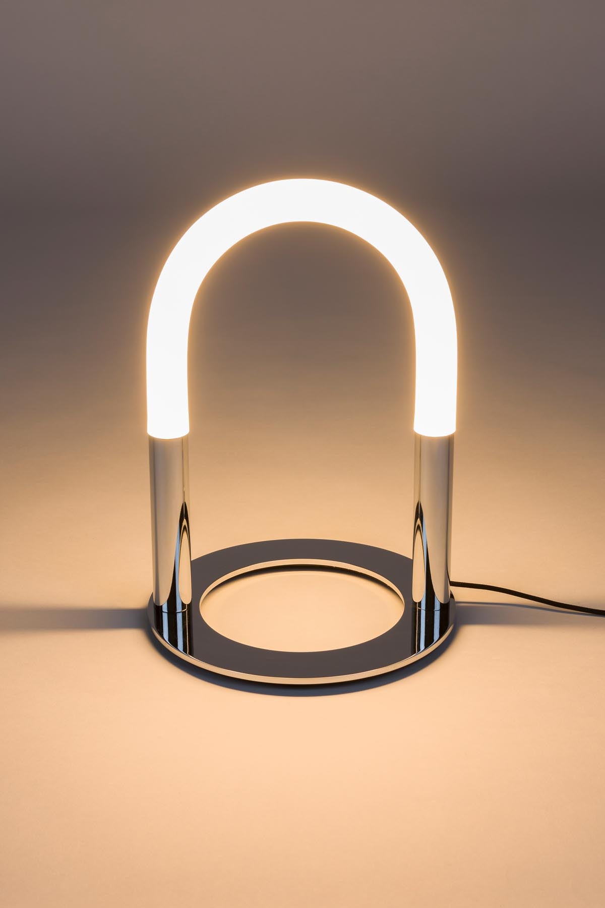 Elegante Stehleuchte Arch von Zuiver mit innovativem Design, ideal für stimmungsvolle Beleuchtung und moderne Wohnräume.