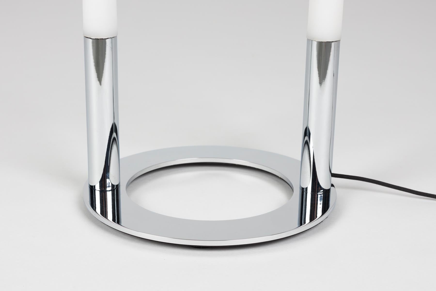 Elegante Stehleuchte Arch von Zuiver mit geschwungenem Design, ideal für eine stilvolle Beleuchtung in Wohnräumen.