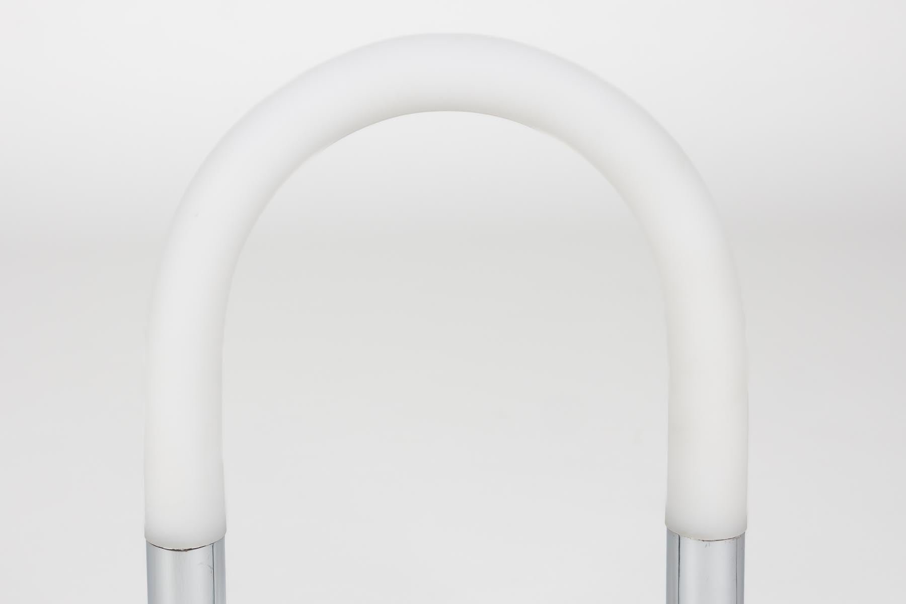 Elegante Stehleuchte Arch von Zuiver, die durch ihr geschwungenes Design und warmes Licht eine stilvolle Atmosphäre schafft.