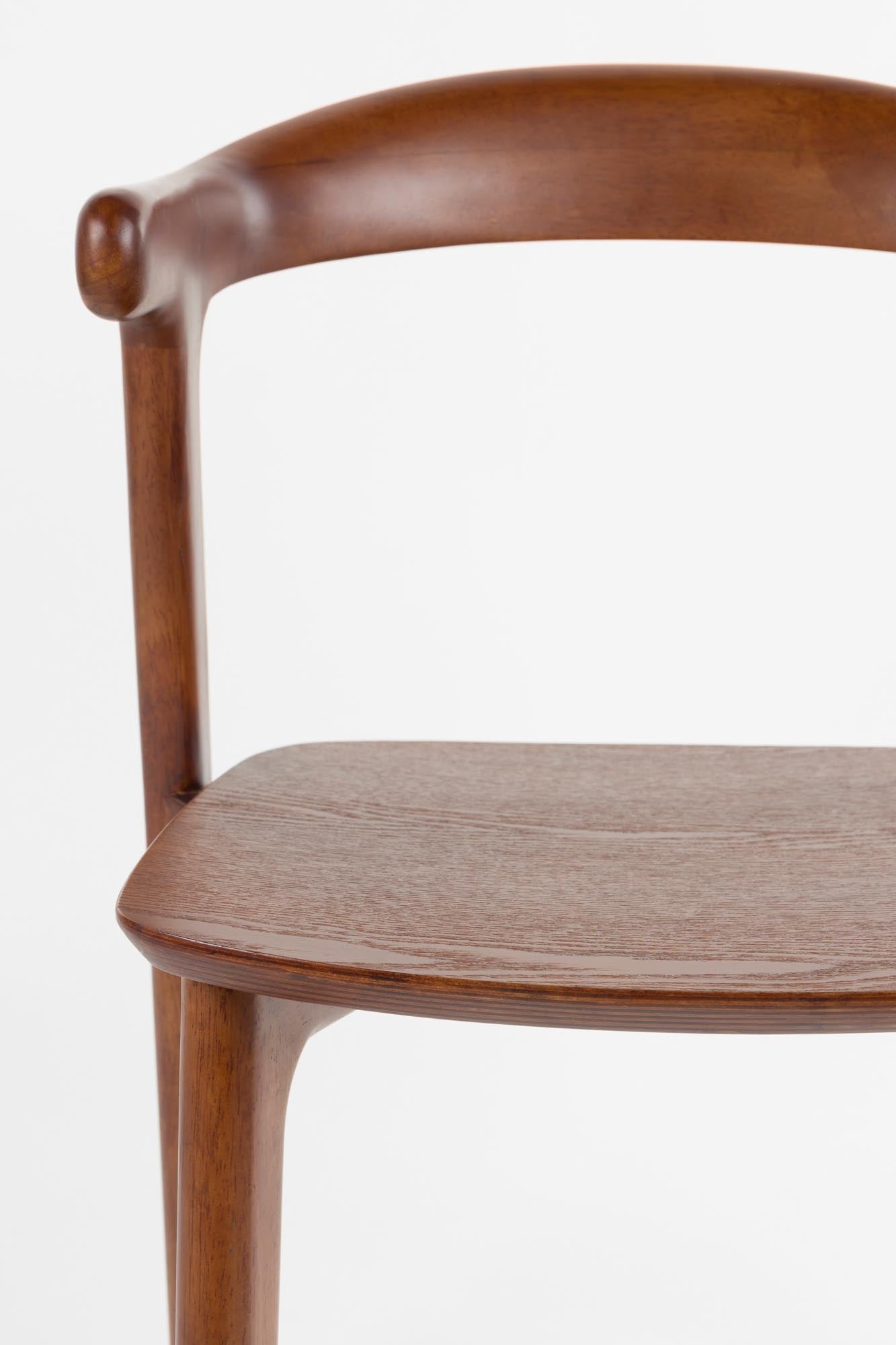 Moderner Northwood Stuhl von Zuiver, der mit seinem minimalistischen Design und robusten Materialien jedem Wohnraum eine stilvolle Note verleiht.