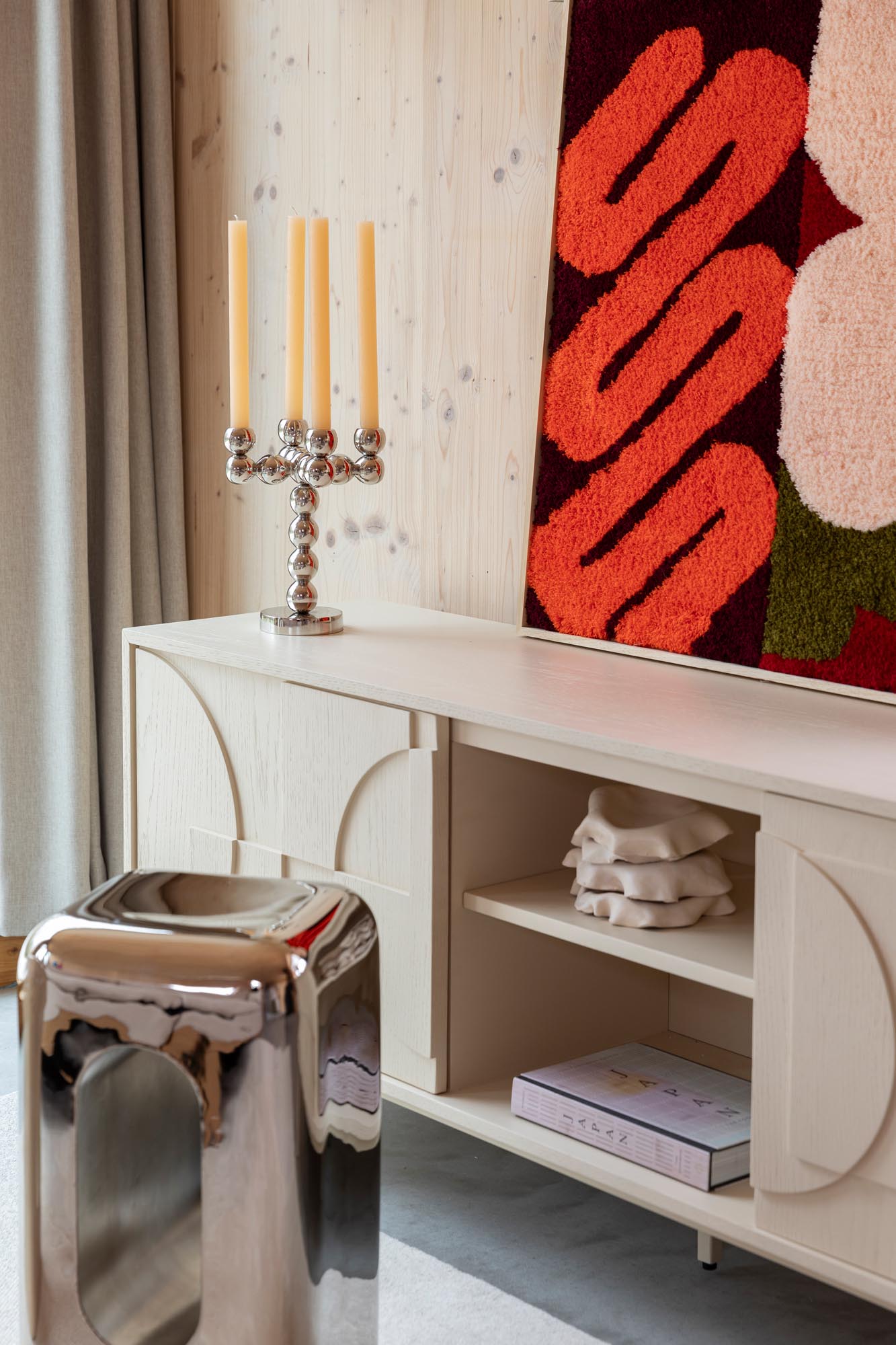 Moderner Kerzenständer Bubbles Four Shiny Silver von Zuiver, glänzende Oberfläche und einzigartiges Design, perfekt für stimmungsvolle Beleuchtung.