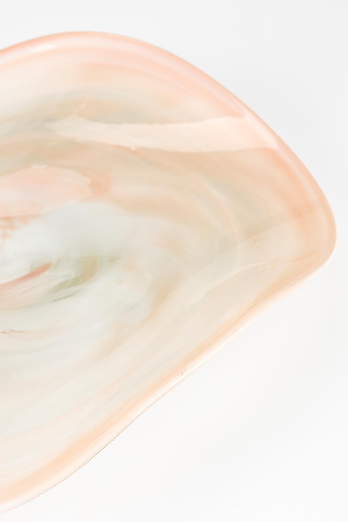 Elegante Schale Maria von Zuiver in zartem Offwhite, ideal für kreative Dekorationen und als zeitgemäßes Wohn-Highlight.