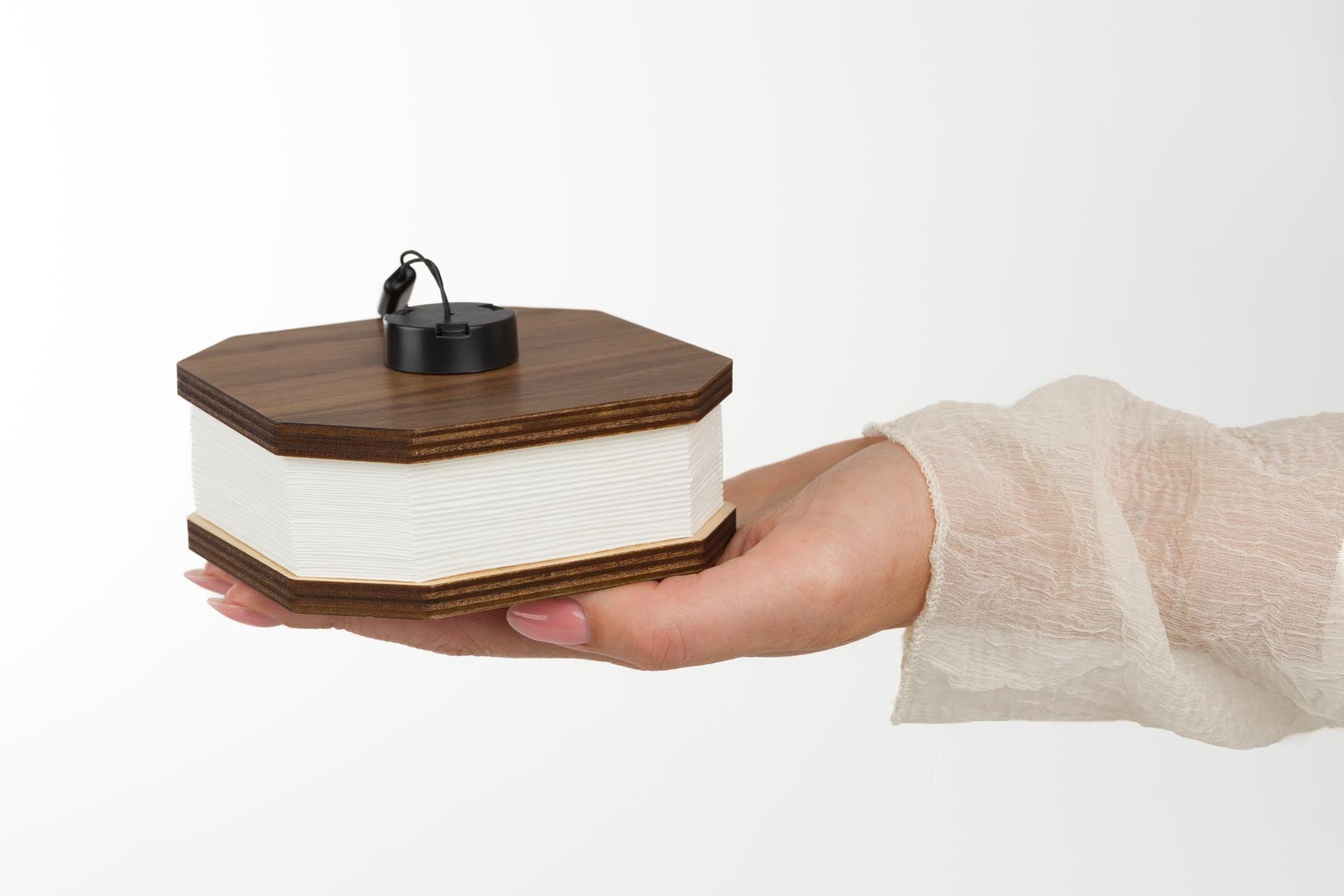 Elegante Tischlampe Cake von Zuiver, harmonische Erdtöne und stilvolles Design, perfekt für gemütliche Atmosphäre und dekorative Highlights.