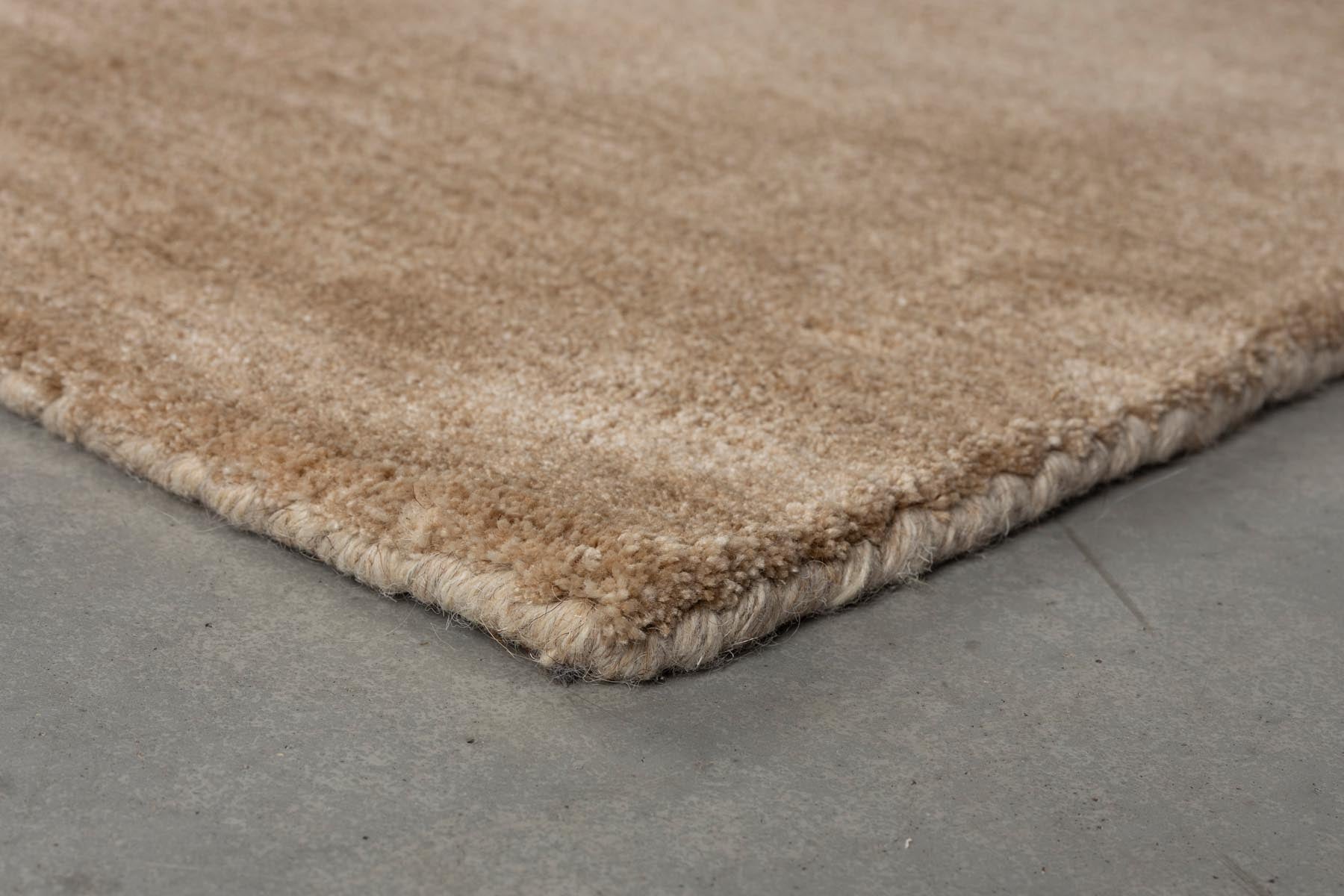 Moderner Teppich Luwte in sanften Beigetönen, 160x230 cm, perfekt für gemütliche und elegante Wohnambiente. Hochwertige Qualität von Zuiver.