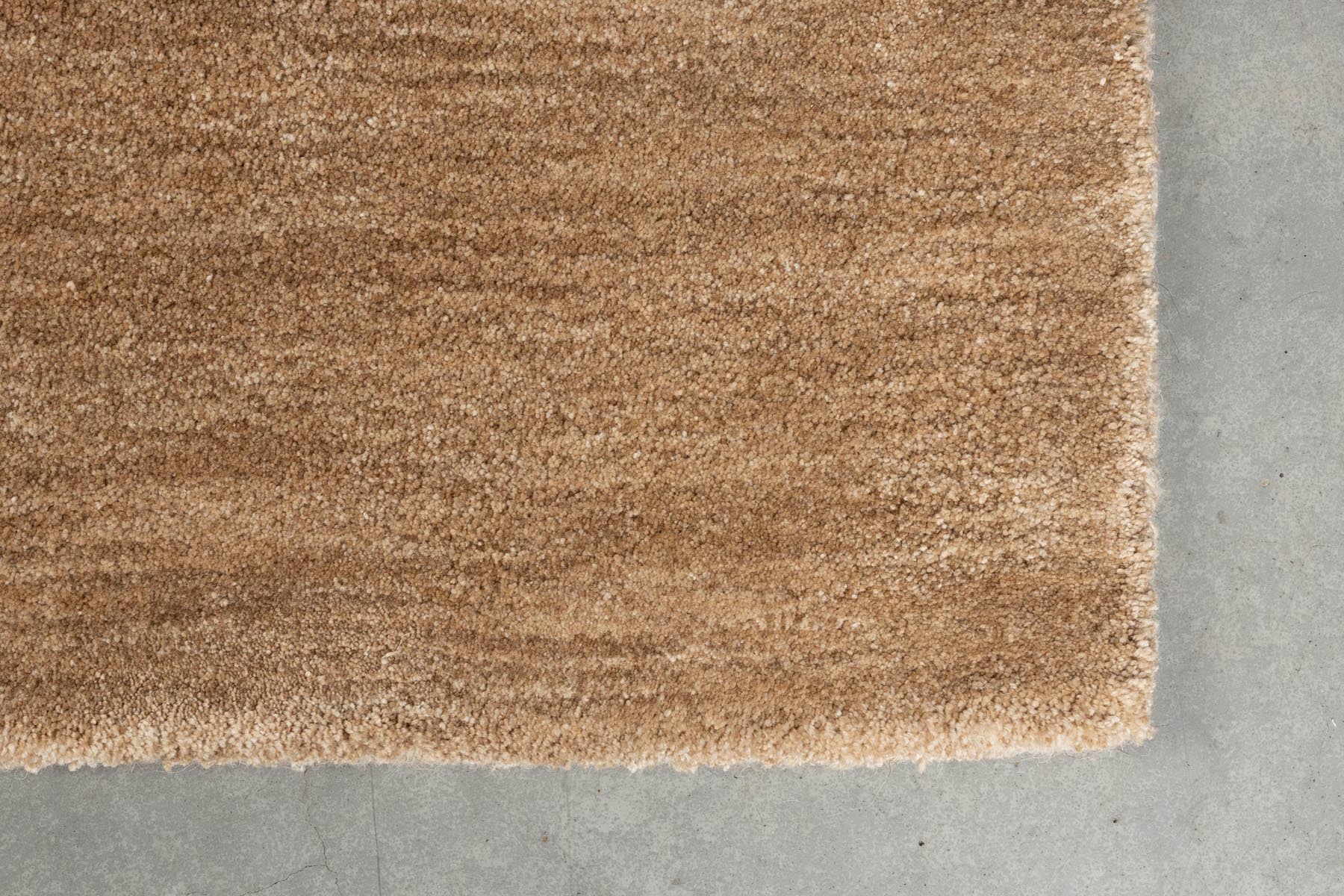 Moderner Teppich Luwte in harmonischen Beige- und Grautönen, 160x230 cm, perfekt für gemütliche und stilvolle Inneneinrichtungen.