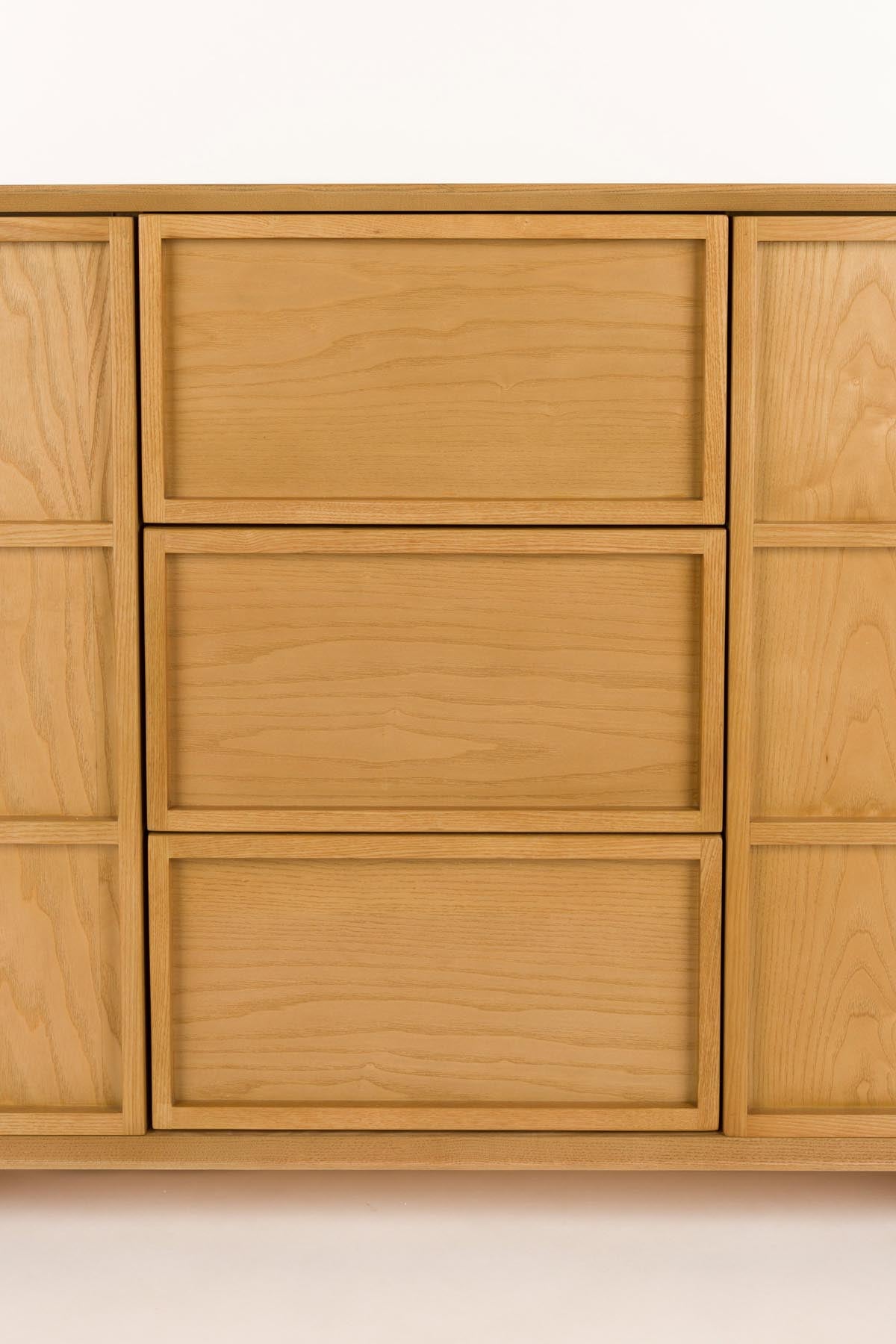 Modernes Sideboard Raster High von Zuiver, gefertigt aus hochwertigem Holz, perfekt für stilvolle Wohnräume und funktionale Aufbewahrung.