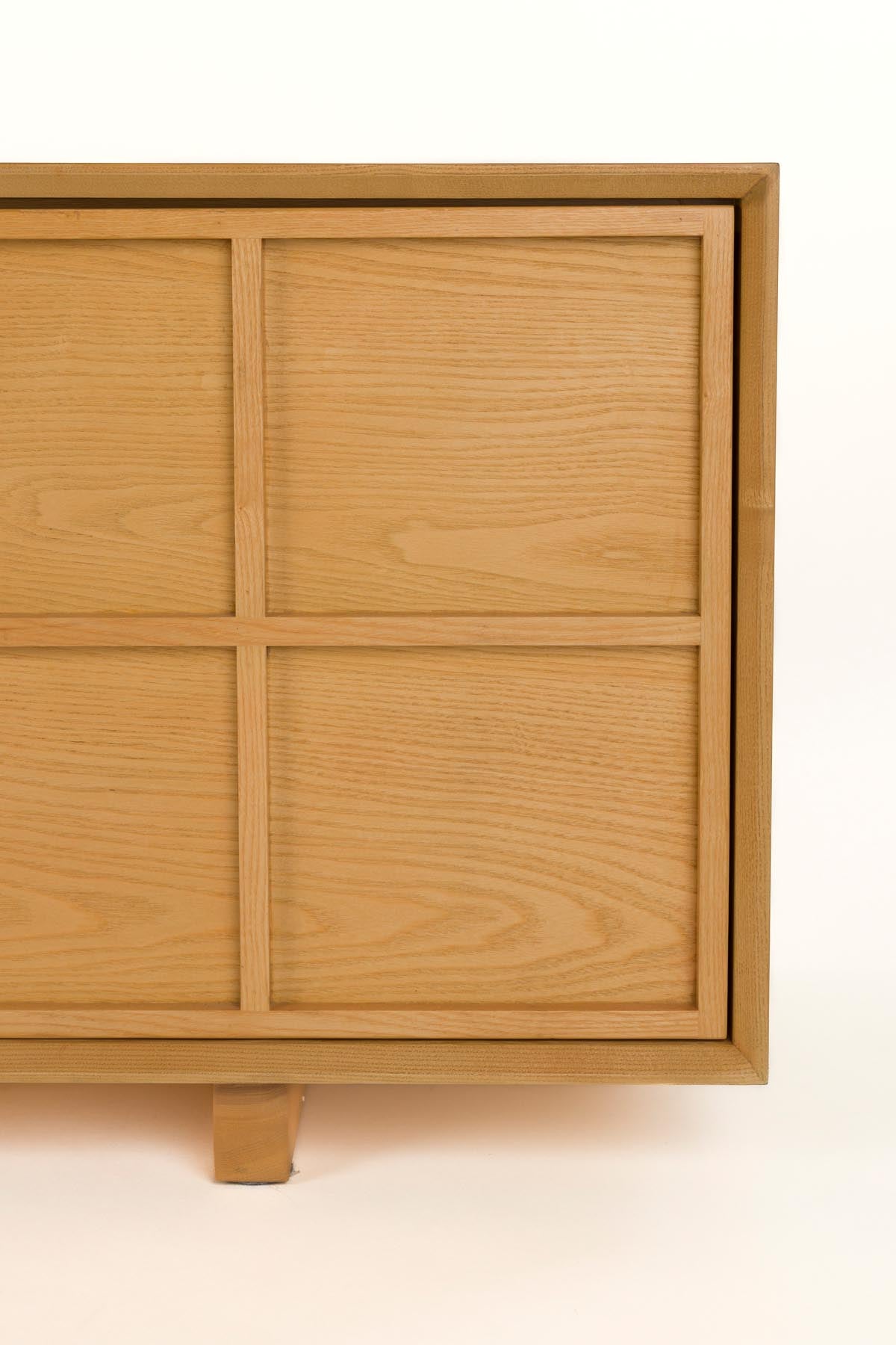 Elegantes Sideboard Raster Low von Zuiver, gefertigt aus edlem Holz, ideal für zeitgemäße Wohnräume und stilvolle Akzente.