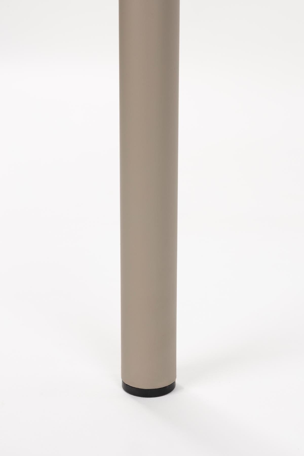 Moderner Armlehnstuhl Heels in zartem Beige, perfekt für gemütliche Ecken. Hochwertige Verarbeitung und ansprechendes Design von Zuiver.