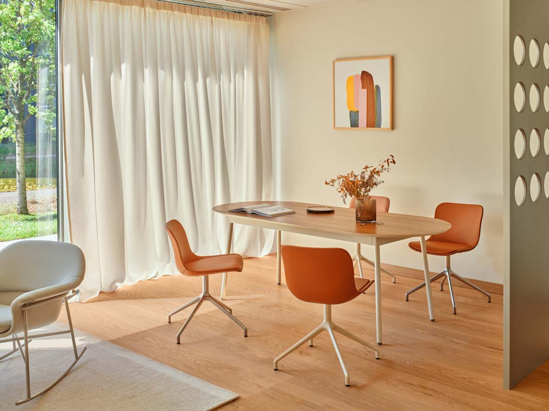 Baltic 2 Classic BLK4P13K - Stuhl Drehbasis in Beige präsentiert im Onlineshop von KAQTU Design AG. Drehstuhl ist von Mdd