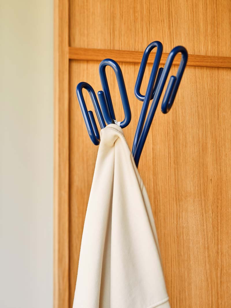 Clip CP01 - Kleiderständer in Ziegelrot präsentiert im Onlineshop von KAQTU Design AG. Kleiderständer ist von Mdd