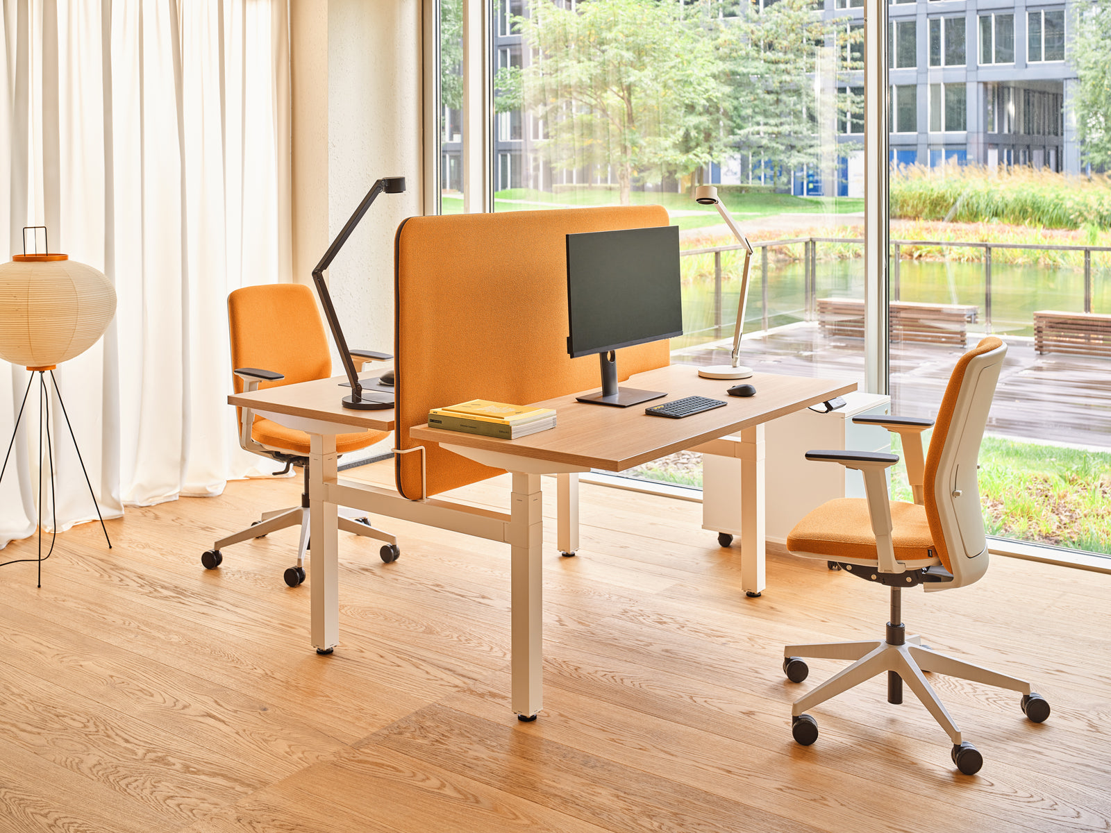 Ogi Drive Bench BOD574 - Doppelschreibtisch mit elektrischer Höhenverstellung, zweimotoriges Gestell in Honigeiche präsentiert im Onlineshop von KAQTU Design AG. Schreibtisch ist von Mdd