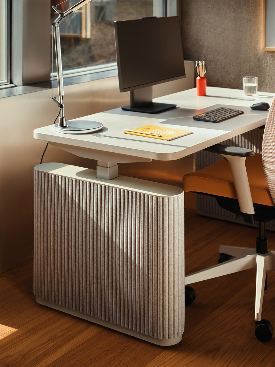 Ogi Drive BODF60 - elektrisch höhenverstellbarer Schreibtisch mit Fußelementen aus Filz in Anthrazit präsentiert im Onlineshop von KAQTU Design AG. Schreibtisch ist von Mdd