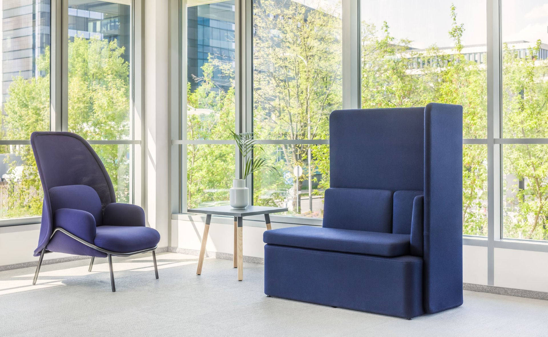 Ogi W PLD82 - Beistelltisch mit Holzbeinen in Weiss Pastell präsentiert im Onlineshop von KAQTU Design AG. Beistelltisch ist von Mdd