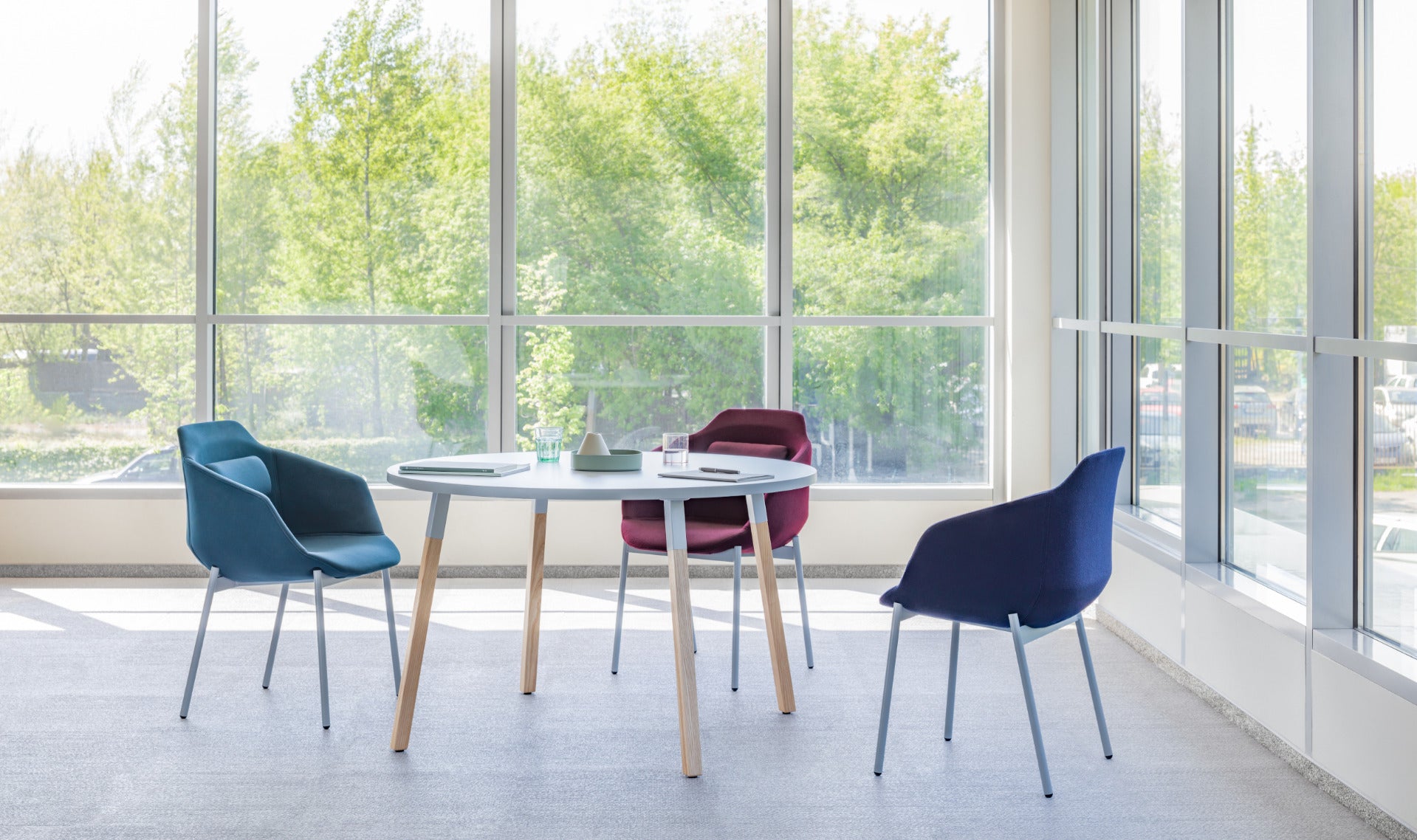 Ogi W PLD80 - Kaffeetisch mit Holzbeinen in Weiss Pastell präsentiert im Onlineshop von KAQTU Design AG. Esstisch ist von Mdd